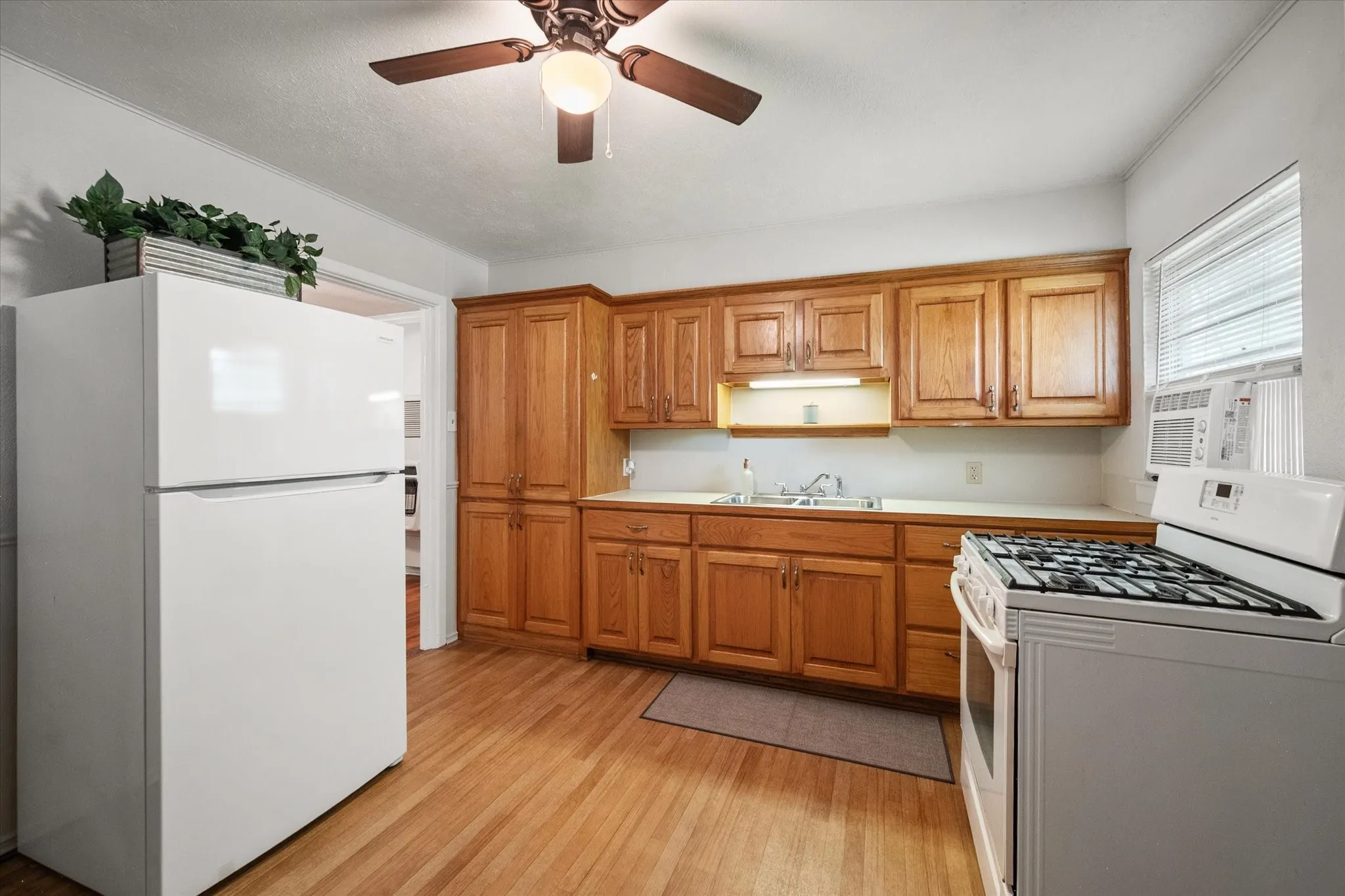Single Family Residence For Sale in Navarro County , 2909 W Collin Street, Corsicana, Texas 75110, 3 Bedroom, 1 Bathroom, Garage spaces, 1,068 Sqft, built in 1956, mls#21314387, Real Estate Agent in Corsicana, Homes For Sale in Navarro county, Homes For Sale in Corsicana, Realtor in Corsicana Texas, Real Estate Brokerage Independent Realty Texas, Luminita Cordes Realtor