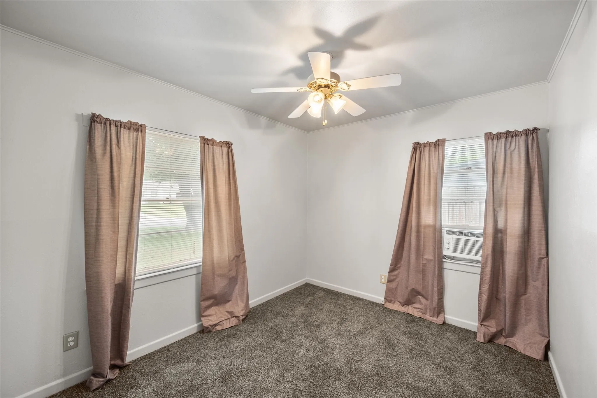 Single Family Residence For Sale in Navarro County , 2909 W Collin Street, Corsicana, Texas 75110, 3 Bedroom, 1 Bathroom, Garage spaces, 1,068 Sqft, built in 1956, mls#21314387, Real Estate Agent in Corsicana, Homes For Sale in Navarro county, Homes For Sale in Corsicana, Realtor in Corsicana Texas, Real Estate Brokerage Independent Realty Texas, Luminita Cordes Realtor