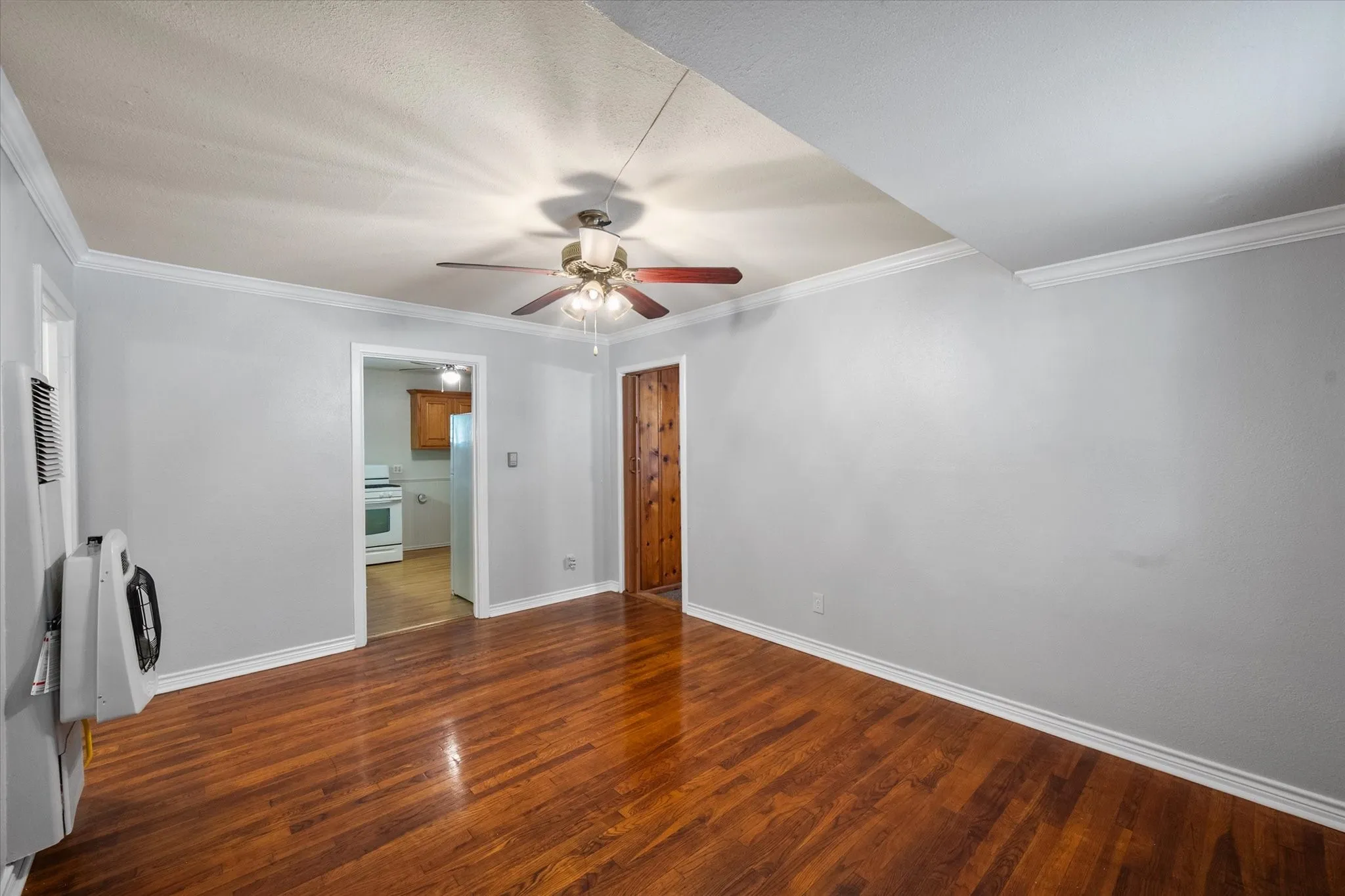 Single Family Residence For Sale in Navarro County , 2909 W Collin Street, Corsicana, Texas 75110, 3 Bedroom, 1 Bathroom, Garage spaces, 1,068 Sqft, built in 1956, mls#21314387, Real Estate Agent in Corsicana, Homes For Sale in Navarro county, Homes For Sale in Corsicana, Realtor in Corsicana Texas, Real Estate Brokerage Independent Realty Texas, Luminita Cordes Realtor