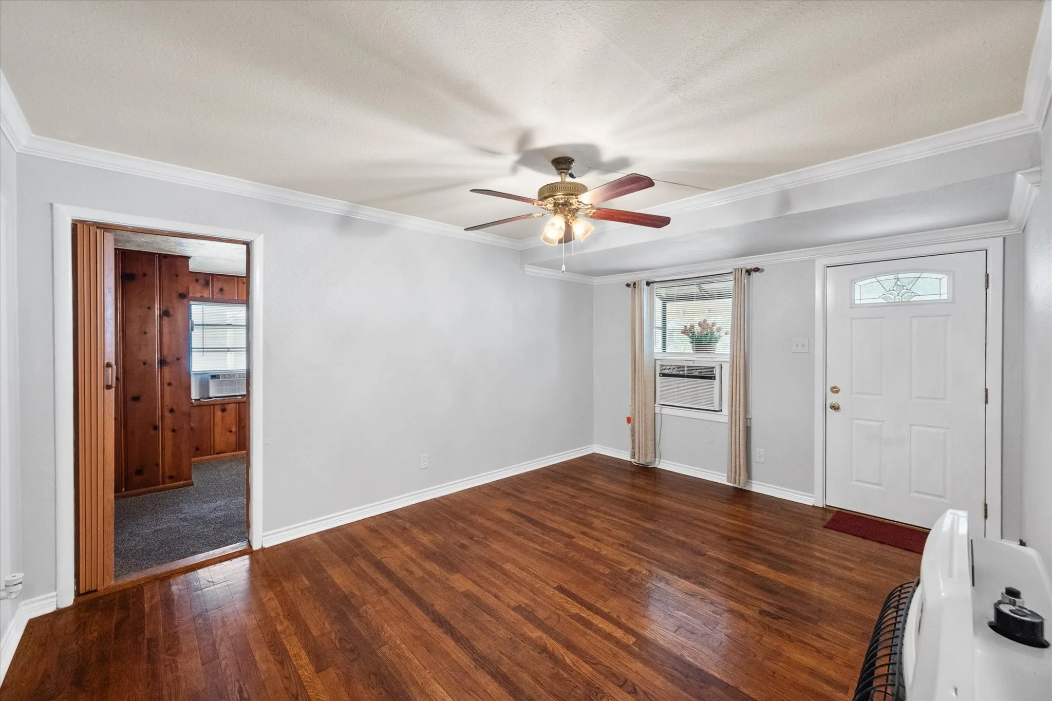 Single Family Residence For Sale in Navarro County , 2909 W Collin Street, Corsicana, Texas 75110, 3 Bedroom, 1 Bathroom, Garage spaces, 1,068 Sqft, built in 1956, mls#21314387, Real Estate Agent in Corsicana, Homes For Sale in Navarro county, Homes For Sale in Corsicana, Realtor in Corsicana Texas, Real Estate Brokerage Independent Realty Texas, Luminita Cordes Realtor