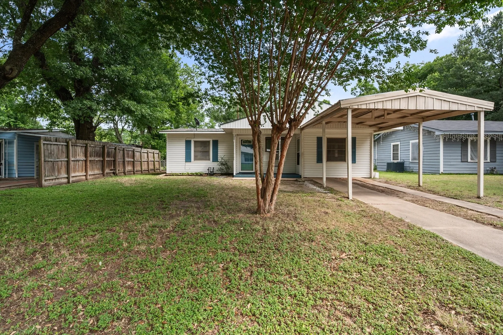Single Family Residence For Sale in Navarro County , 2909 W Collin Street, Corsicana, Texas 75110, 3 Bedroom, 1 Bathroom, Garage spaces, 1,068 Sqft, built in 1956, mls#21314387, Real Estate Agent in Corsicana, Homes For Sale in Navarro county, Homes For Sale in Corsicana, Realtor in Corsicana Texas, Real Estate Brokerage Independent Realty Texas, Luminita Cordes Realtor