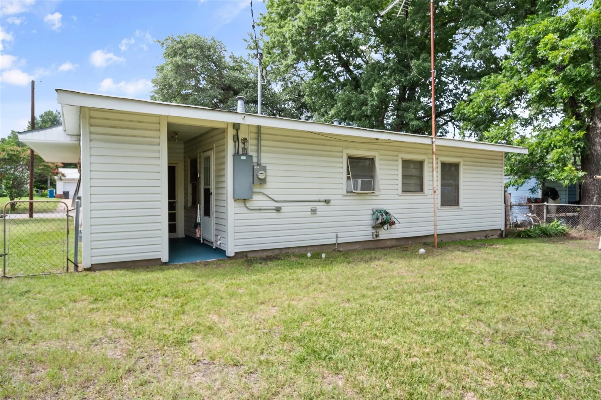Single Family Residence For Sale in Navarro County , 2909 W Collin Street, Corsicana, Texas 75110, 3 Bedroom, 1 Bathroom, Garage spaces, 1,068 Sqft, built in 1956, mls#21314387, Real Estate Agent in Corsicana, Homes For Sale in Navarro county, Homes For Sale in Corsicana, Realtor in Corsicana Texas, Real Estate Brokerage Independent Realty Texas, Luminita Cordes Realtor