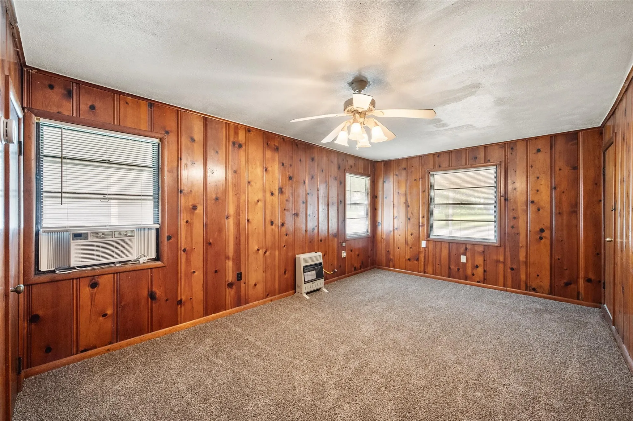 Single Family Residence For Sale in Navarro County , 2909 W Collin Street, Corsicana, Texas 75110, 3 Bedroom, 1 Bathroom, Garage spaces, 1,068 Sqft, built in 1956, mls#21314387, Real Estate Agent in Corsicana, Homes For Sale in Navarro county, Homes For Sale in Corsicana, Realtor in Corsicana Texas, Real Estate Brokerage Independent Realty Texas, Luminita Cordes Realtor