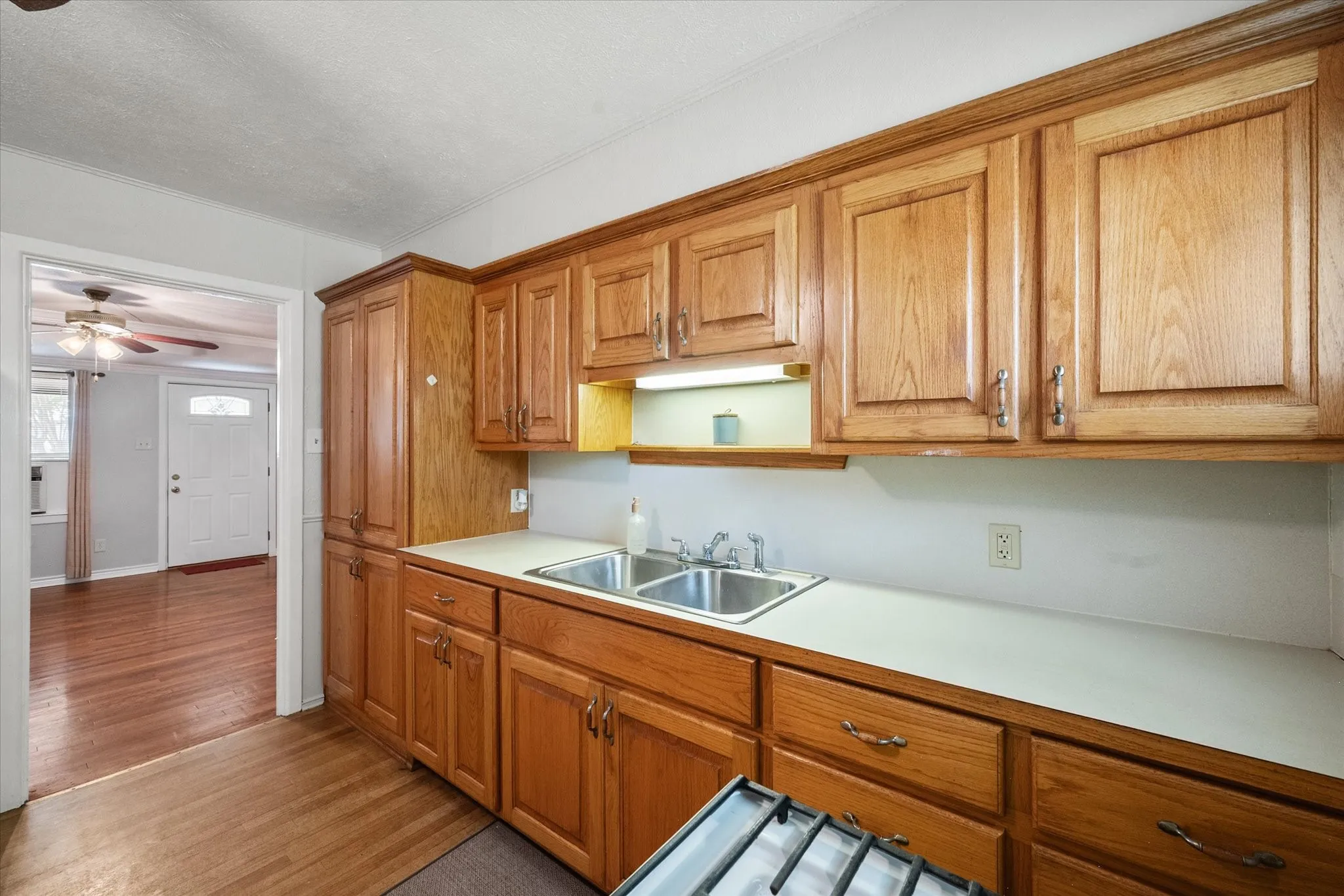 Single Family Residence For Sale in Navarro County , 2909 W Collin Street, Corsicana, Texas 75110, 3 Bedroom, 1 Bathroom, Garage spaces, 1,068 Sqft, built in 1956, mls#21314387, Real Estate Agent in Corsicana, Homes For Sale in Navarro county, Homes For Sale in Corsicana, Realtor in Corsicana Texas, Real Estate Brokerage Independent Realty Texas, Luminita Cordes Realtor