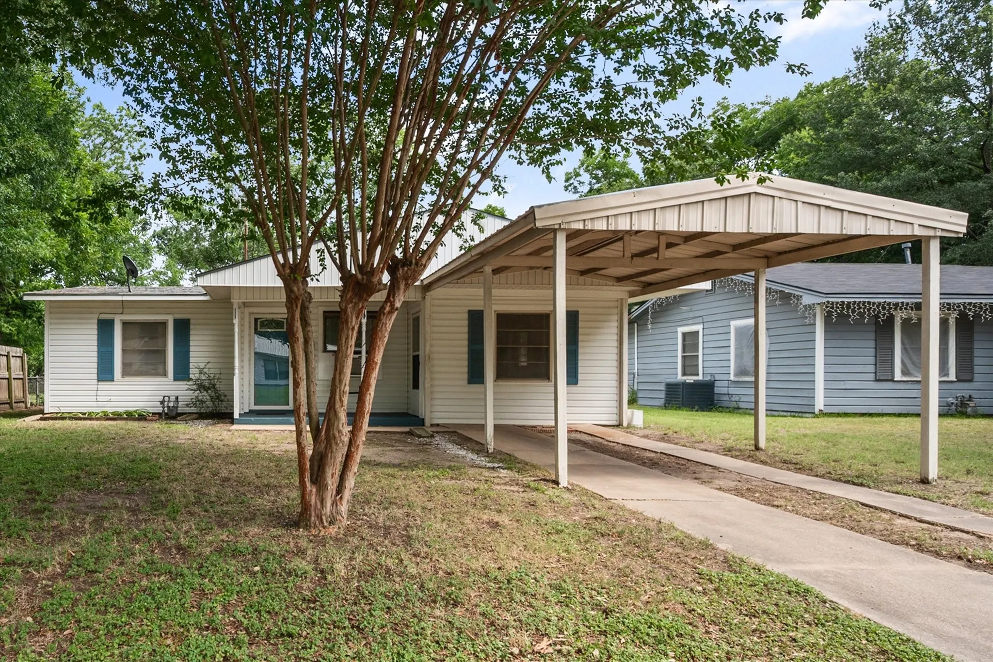 Single Family Residence For Sale in Navarro County , 2909 W Collin Street, Corsicana, Texas 75110, 3 Bedroom, 1 Bathroom, Garage spaces, 1,068 Sqft, built in 1956, mls#21314387, Real Estate Agent in Corsicana, Homes For Sale in Navarro county, Homes For Sale in Corsicana, Realtor in Corsicana Texas, Real Estate Brokerage Independent Realty Texas, Luminita Cordes Realtor