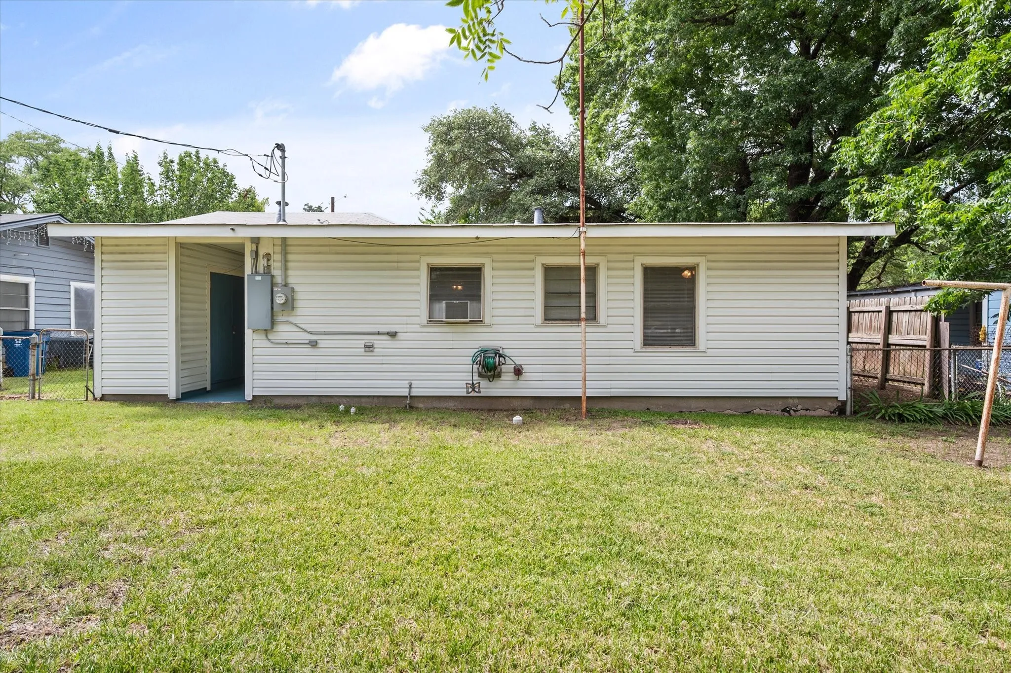 Single Family Residence For Sale in Navarro County , 2909 W Collin Street, Corsicana, Texas 75110, 3 Bedroom, 1 Bathroom, Garage spaces, 1,068 Sqft, built in 1956, mls#21314387, Real Estate Agent in Corsicana, Homes For Sale in Navarro county, Homes For Sale in Corsicana, Realtor in Corsicana Texas, Real Estate Brokerage Independent Realty Texas, Luminita Cordes Realtor