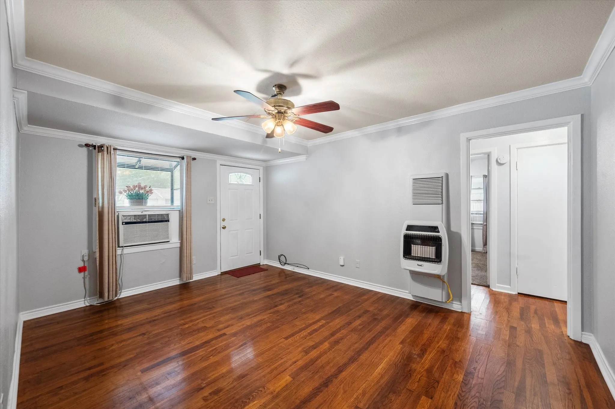 Single Family Residence For Sale in Navarro County , 2909 W Collin Street, Corsicana, Texas 75110, 3 Bedroom, 1 Bathroom, Garage spaces, 1,068 Sqft, built in 1956, mls#21314387, Real Estate Agent in Corsicana, Homes For Sale in Navarro county, Homes For Sale in Corsicana, Realtor in Corsicana Texas, Real Estate Brokerage Independent Realty Texas, Luminita Cordes Realtor