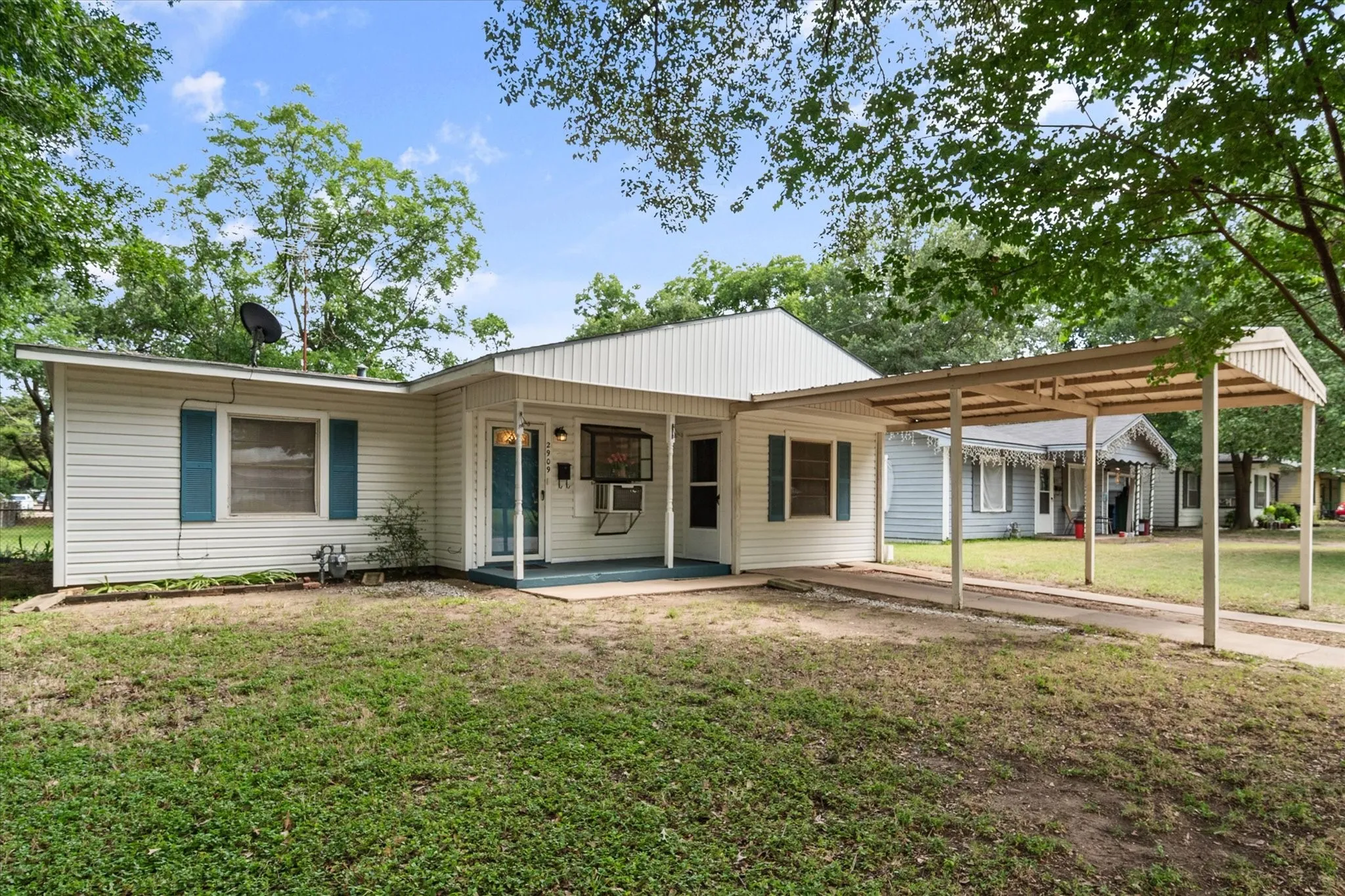 Single Family Residence For Sale in Navarro County , 2909 W Collin Street, Corsicana, Texas 75110, 3 Bedroom, 1 Bathroom, Garage spaces, 1,068 Sqft, built in 1956, mls#21314387, Real Estate Agent in Corsicana, Homes For Sale in Navarro county, Homes For Sale in Corsicana, Realtor in Corsicana Texas, Real Estate Brokerage Independent Realty Texas, Luminita Cordes Realtor
