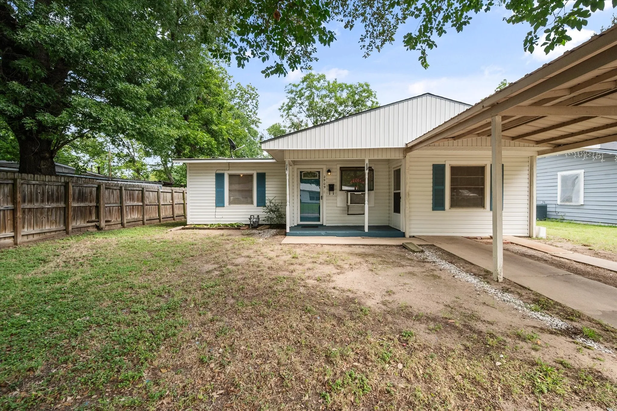 Single Family Residence For Sale in Navarro County , 2909 W Collin Street, Corsicana, Texas 75110, 3 Bedroom, 1 Bathroom, Garage spaces, 1,068 Sqft, built in 1956, mls#21314387, Real Estate Agent in Corsicana, Homes For Sale in Navarro county, Homes For Sale in Corsicana, Realtor in Corsicana Texas, Real Estate Brokerage Independent Realty Texas, Luminita Cordes Realtor