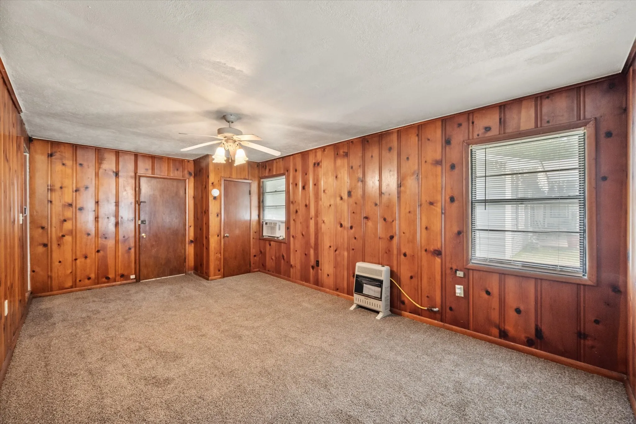 Single Family Residence For Sale in Navarro County , 2909 W Collin Street, Corsicana, Texas 75110, 3 Bedroom, 1 Bathroom, Garage spaces, 1,068 Sqft, built in 1956, mls#21314387, Real Estate Agent in Corsicana, Homes For Sale in Navarro county, Homes For Sale in Corsicana, Realtor in Corsicana Texas, Real Estate Brokerage Independent Realty Texas, Luminita Cordes Realtor