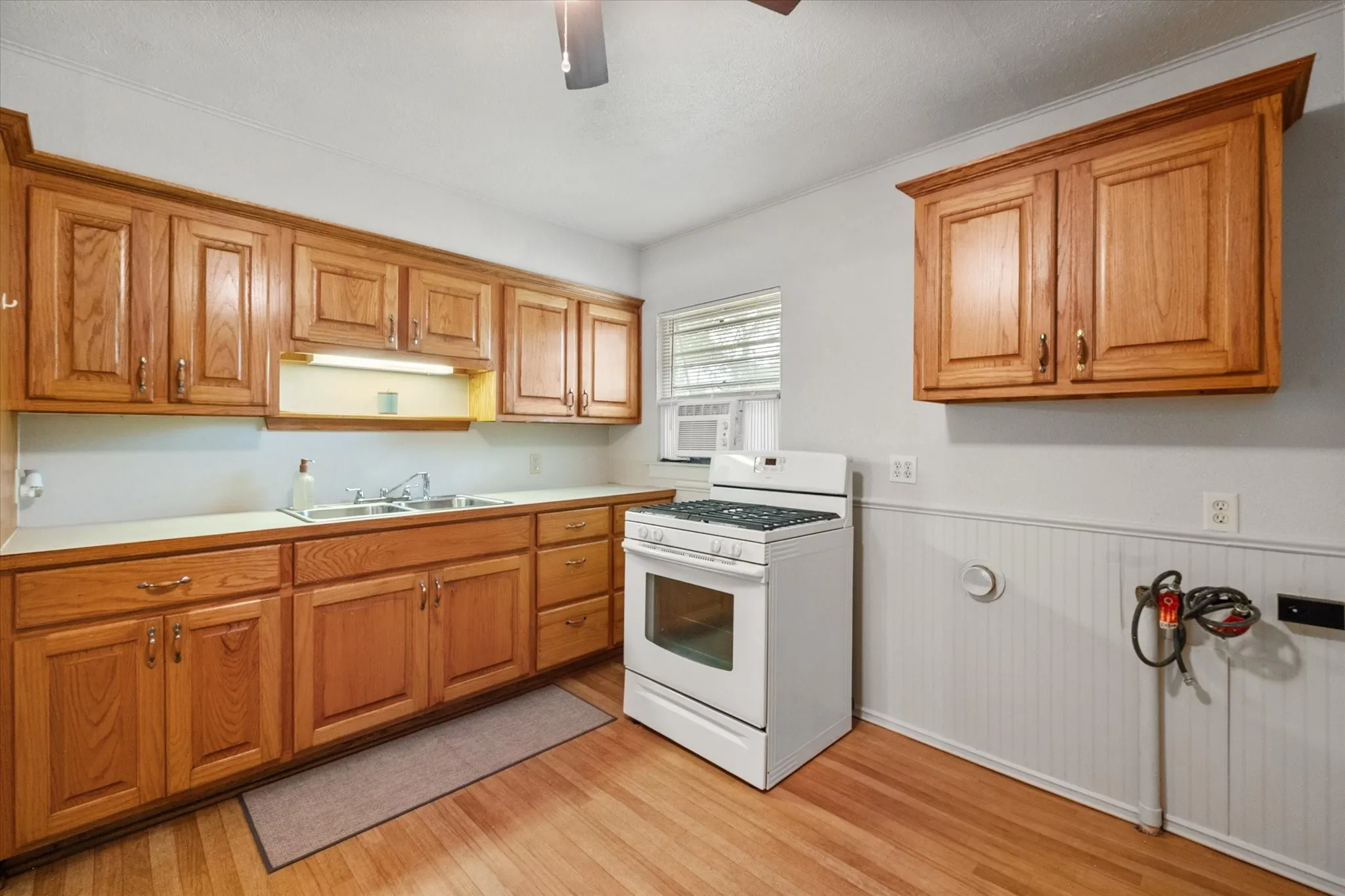 Single Family Residence For Sale in Navarro County , 2909 W Collin Street, Corsicana, Texas 75110, 3 Bedroom, 1 Bathroom, Garage spaces, 1,068 Sqft, built in 1956, mls#21314387, Real Estate Agent in Corsicana, Homes For Sale in Navarro county, Homes For Sale in Corsicana, Realtor in Corsicana Texas, Real Estate Brokerage Independent Realty Texas, Luminita Cordes Realtor