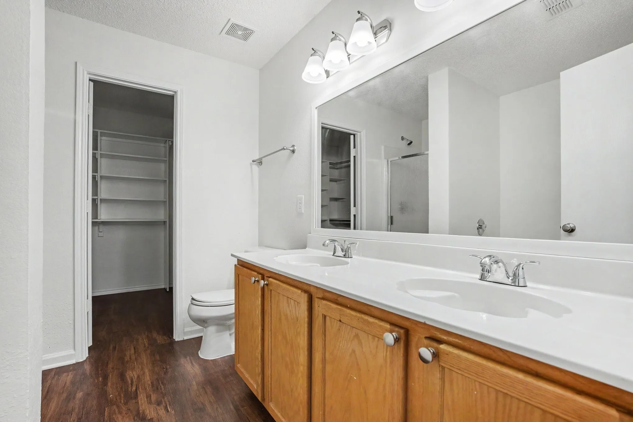 Single Family Residence For Sale in Dallas County , 14847 Canyonridge Drive, Balch Springs, Texas 75180, 4 Bedroom, 3 Bathroom, 2 Garage spaces, 2,609 Sqft, built in 2003, mls#21304350, Real Estate Agent in Balch Springs, Homes For Sale in Dallas county, Homes For Sale in Balch Springs, Realtor in Balch Springs Texas, Real Estate Brokerage Independent Realty Texas, Luminita Cordes Realtor