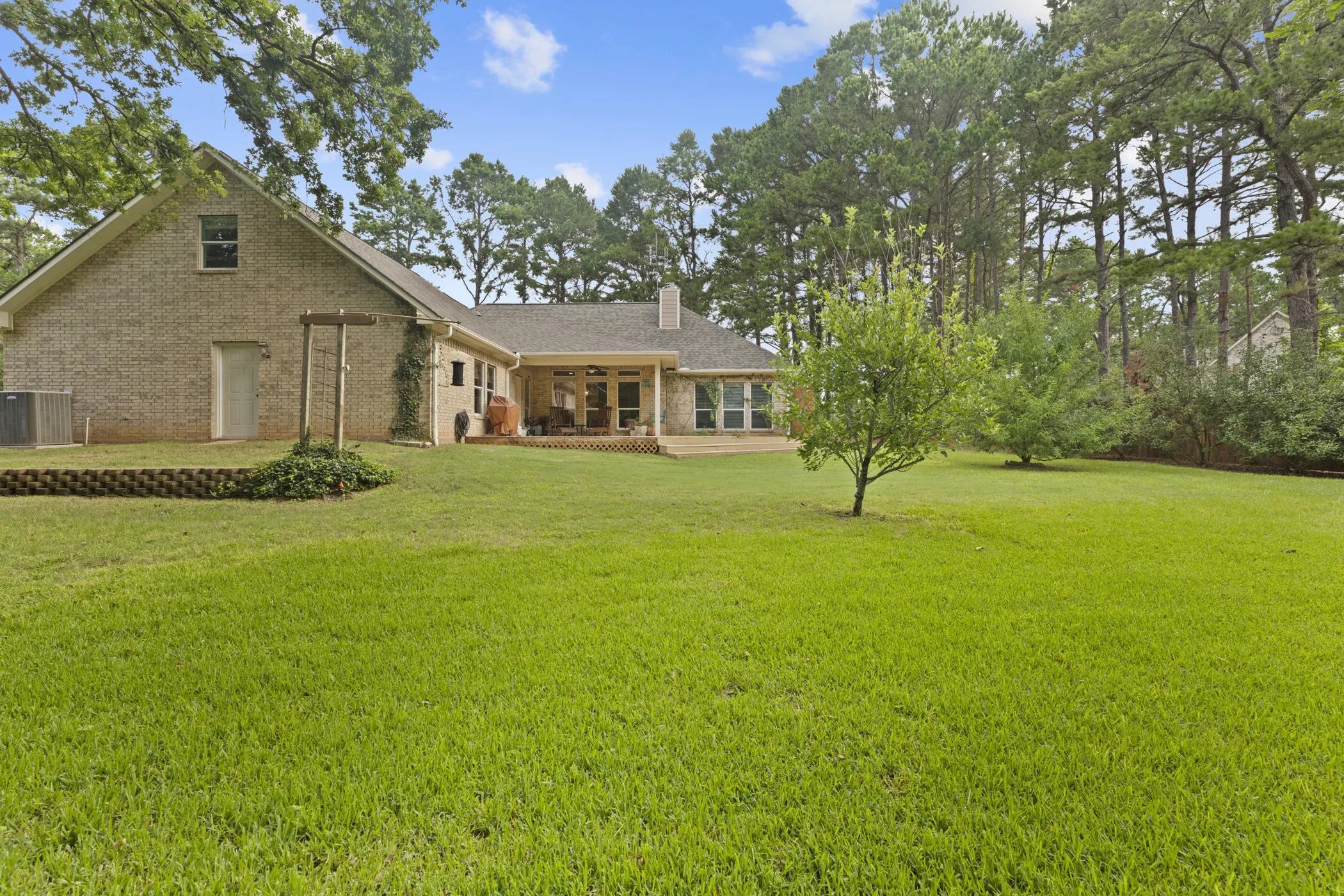 Single Family Residence For Sale in Smith County , 16702 Meadow Crest Drive, Lindale, Texas 75771, 4 Bedroom, 3 Bathroom, 2 Garage spaces, 2,769 Sqft, built in 2004, mls#21314552, Real Estate Agent in Lindale, Homes For Sale in Smith county, Homes For Sale in Lindale, Realtor in Lindale Texas, Real Estate Brokerage Independent Realty Texas, Luminita Cordes Realtor