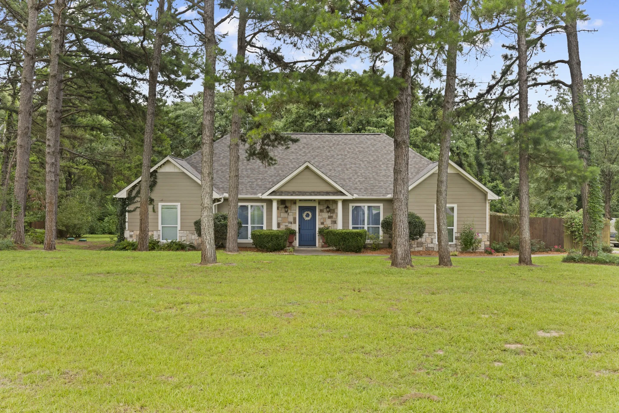 Single Family Residence For Sale in Smith County , 16702 Meadow Crest Drive, Lindale, Texas 75771, 4 Bedroom, 3 Bathroom, 2 Garage spaces, 2,769 Sqft, built in 2004, mls#21314552, Real Estate Agent in Lindale, Homes For Sale in Smith county, Homes For Sale in Lindale, Realtor in Lindale Texas, Real Estate Brokerage Independent Realty Texas, Luminita Cordes Realtor