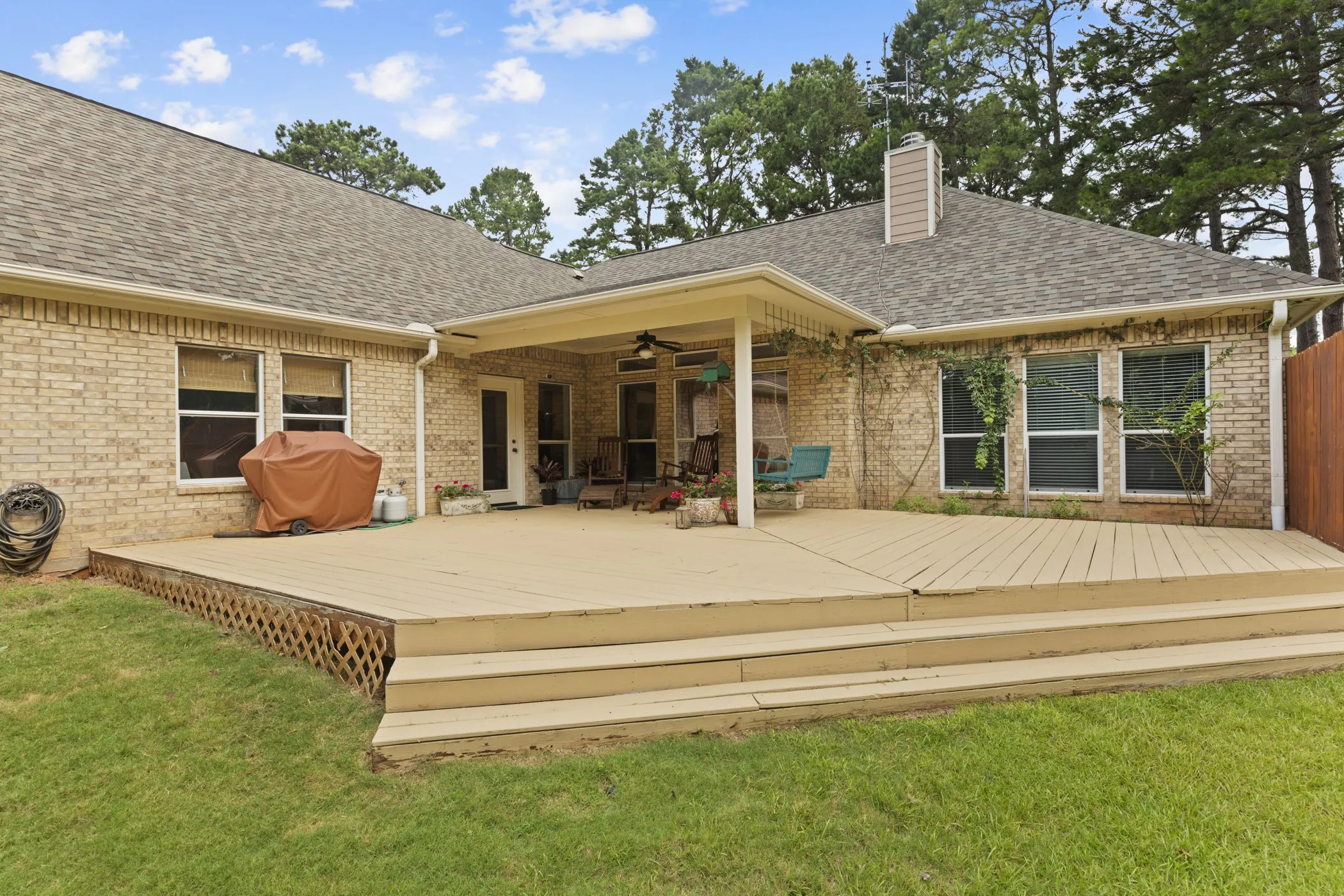 Single Family Residence For Sale in Smith County , 16702 Meadow Crest Drive, Lindale, Texas 75771, 4 Bedroom, 3 Bathroom, 2 Garage spaces, 2,769 Sqft, built in 2004, mls#21314552, Real Estate Agent in Lindale, Homes For Sale in Smith county, Homes For Sale in Lindale, Realtor in Lindale Texas, Real Estate Brokerage Independent Realty Texas, Luminita Cordes Realtor