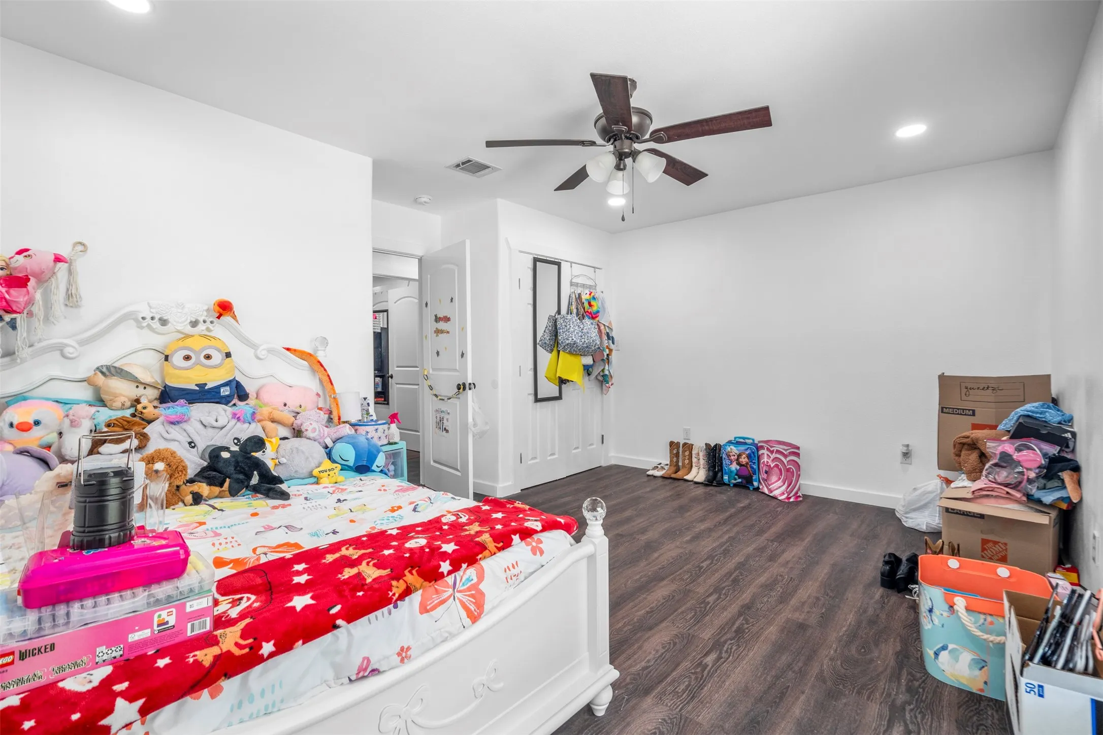 Single Family Residence For Sale in Dallas County , 1112 W Pleasant Run Road, De Soto, Texas 75115, 4 Bedroom, 4 Bathroom, Garage spaces, 2,495 Sqft, built in 1972, mls#21314573, Real Estate Agent in De Soto, Homes For Sale in Dallas county, Homes For Sale in De Soto, Realtor in De Soto Texas, Real Estate Brokerage Independent Realty Texas, Luminita Cordes Realtor