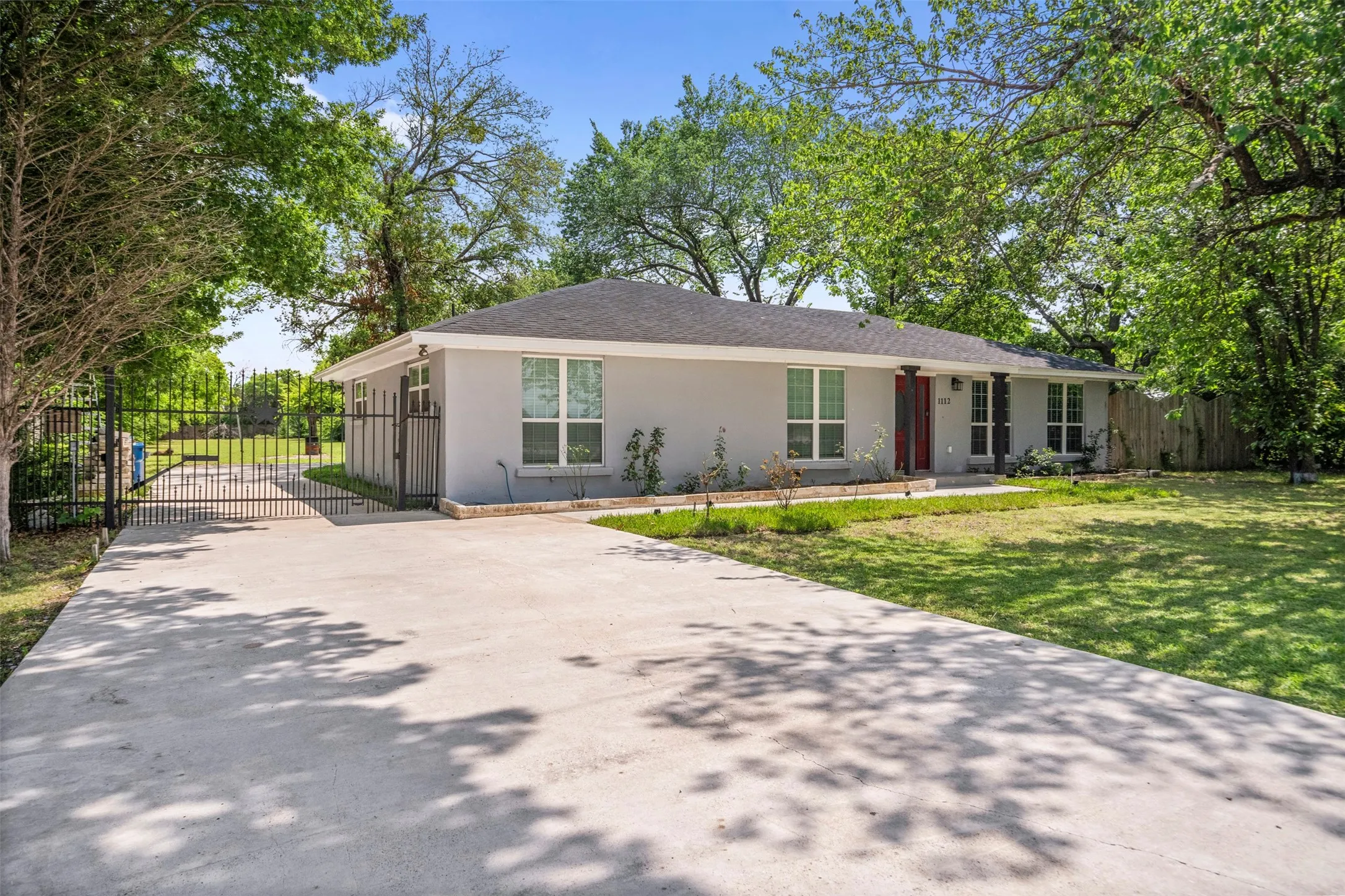 Single Family Residence For Sale in Dallas County , 1112 W Pleasant Run Road, De Soto, Texas 75115, 4 Bedroom, 4 Bathroom, Garage spaces, 2,495 Sqft, built in 1972, mls#21314573, Real Estate Agent in De Soto, Homes For Sale in Dallas county, Homes For Sale in De Soto, Realtor in De Soto Texas, Real Estate Brokerage Independent Realty Texas, Luminita Cordes Realtor