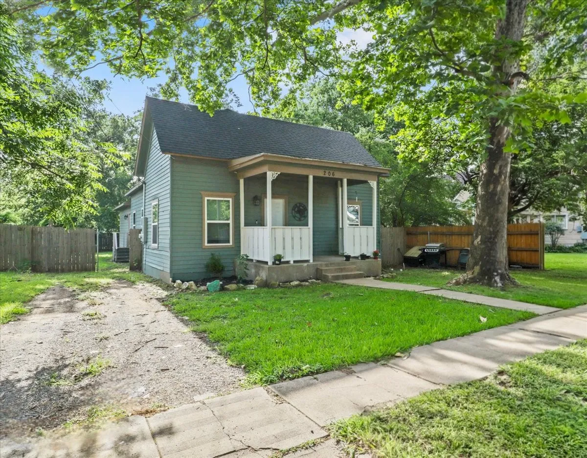 Single Family Residence For Sale in Johnson County , 206 N Wood Street, Cleburne, Texas 76033, 4 Bedroom, 2 Bathroom, Garage spaces, 1,620 Sqft, built in 1920, Price $248,000, mls#21314582, Real Estate Agent in Cleburne, Homes For Sale in Johnson county, Homes For Sale in Cleburne, Realtor in Cleburne Texas, Real Estate Brokerage Independent Realty Texas, Luminita Cordes Realtor