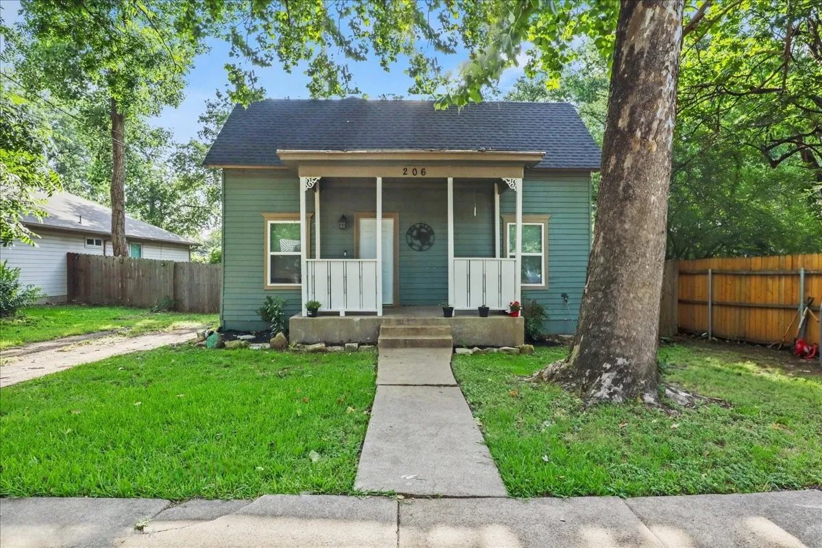 Single Family Residence For Sale in Johnson County , 206 N Wood Street, Cleburne, Texas 76033, 4 Bedroom, 2 Bathroom, Garage spaces, 1,620 Sqft, built in 1920, Price $248,000, mls#21314582, Real Estate Agent in Cleburne, Homes For Sale in Johnson county, Homes For Sale in Cleburne, Realtor in Cleburne Texas, Real Estate Brokerage Independent Realty Texas, Luminita Cordes Realtor
