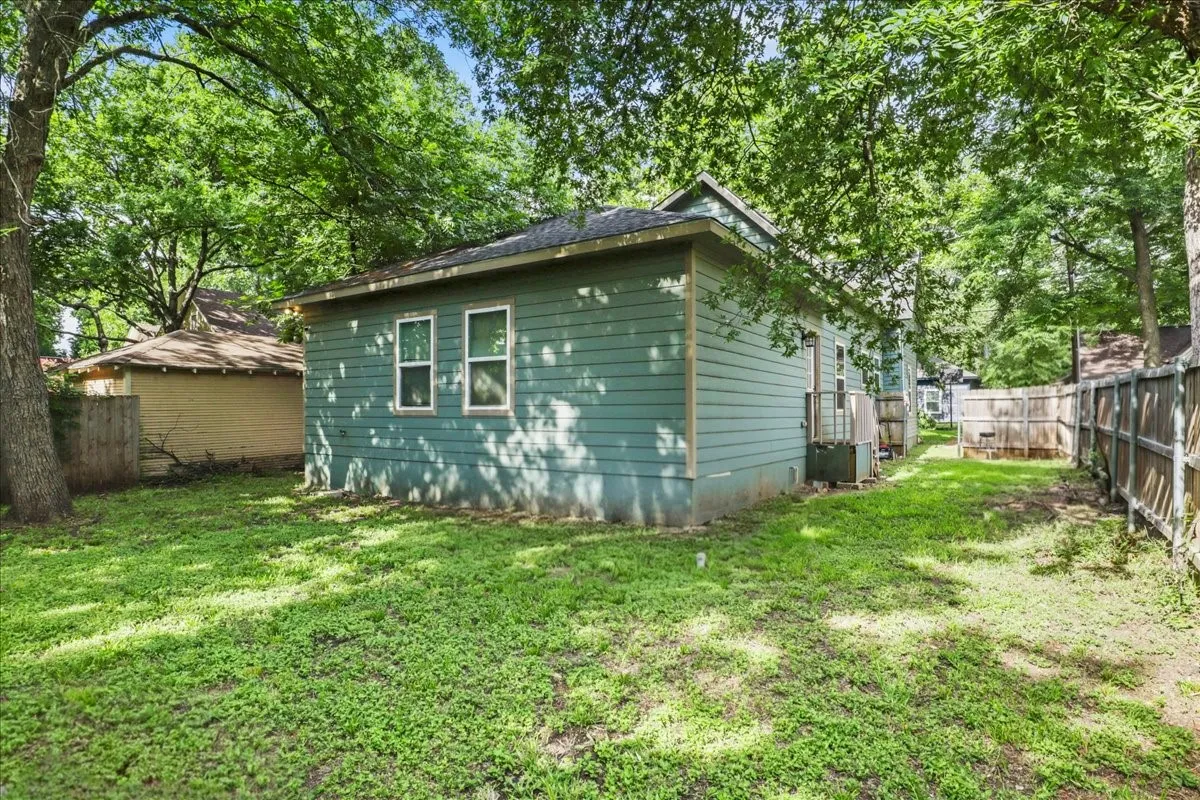 Single Family Residence For Sale in Johnson County , 206 N Wood Street, Cleburne, Texas 76033, 4 Bedroom, 2 Bathroom, Garage spaces, 1,620 Sqft, built in 1920, Price $248,000, mls#21314582, Real Estate Agent in Cleburne, Homes For Sale in Johnson county, Homes For Sale in Cleburne, Realtor in Cleburne Texas, Real Estate Brokerage Independent Realty Texas, Luminita Cordes Realtor