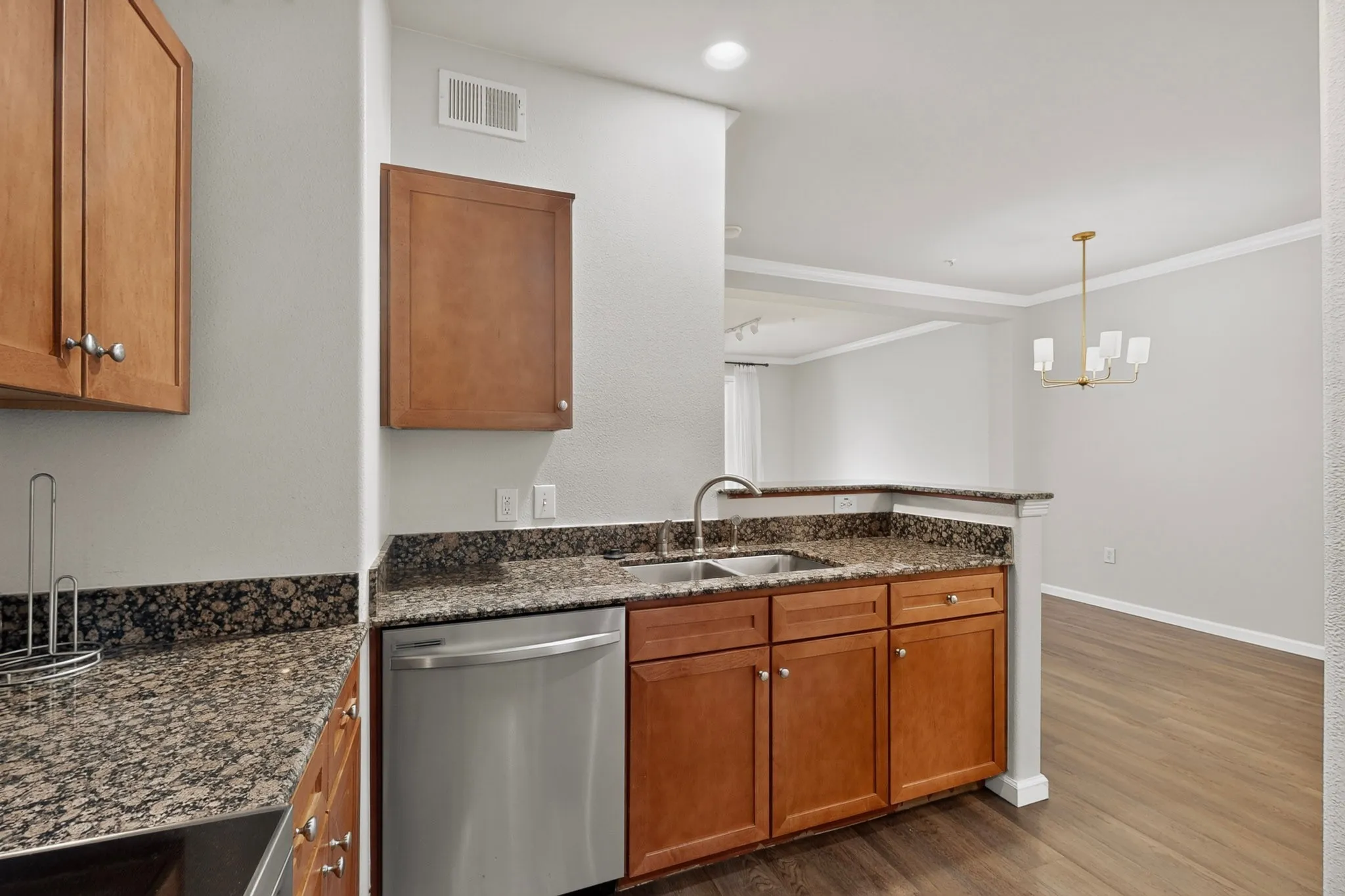 Condominium For Rent in Dallas County , 330 Las Colinas Boulevard E 170, Irving, Texas 75039, 1 Bedroom, 1 Bathroom, 1 Garage spaces, 813 Sqft, built in 2001, mls#21314576, Real Estate Agent in Irving, Homes For Rent in Dallas county, Homes For Rent in Irving, Realtor in Irving Texas, Real Estate Brokerage Independent Realty Texas, Luminita Cordes Realtor