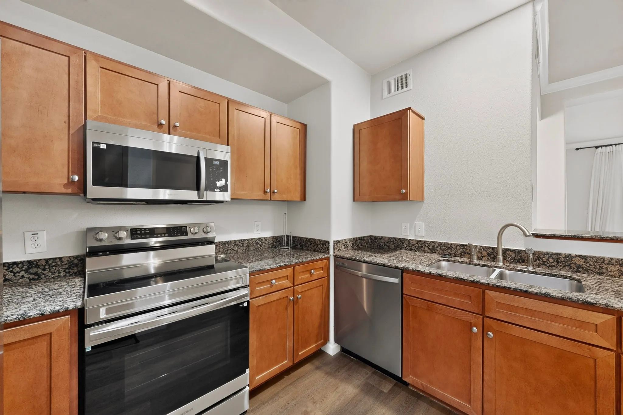 Condominium For Rent in Dallas County , 330 Las Colinas Boulevard E 170, Irving, Texas 75039, 1 Bedroom, 1 Bathroom, 1 Garage spaces, 813 Sqft, built in 2001, mls#21314576, Real Estate Agent in Irving, Homes For Rent in Dallas county, Homes For Rent in Irving, Realtor in Irving Texas, Real Estate Brokerage Independent Realty Texas, Luminita Cordes Realtor