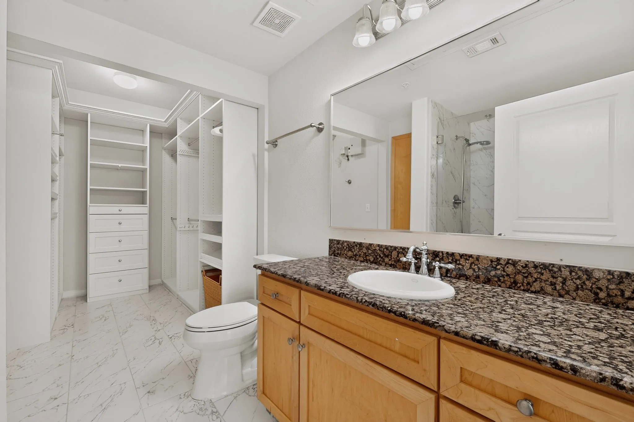 Condominium For Rent in Dallas County , 330 Las Colinas Boulevard E 170, Irving, Texas 75039, 1 Bedroom, 1 Bathroom, 1 Garage spaces, 813 Sqft, built in 2001, mls#21314576, Real Estate Agent in Irving, Homes For Rent in Dallas county, Homes For Rent in Irving, Realtor in Irving Texas, Real Estate Brokerage Independent Realty Texas, Luminita Cordes Realtor