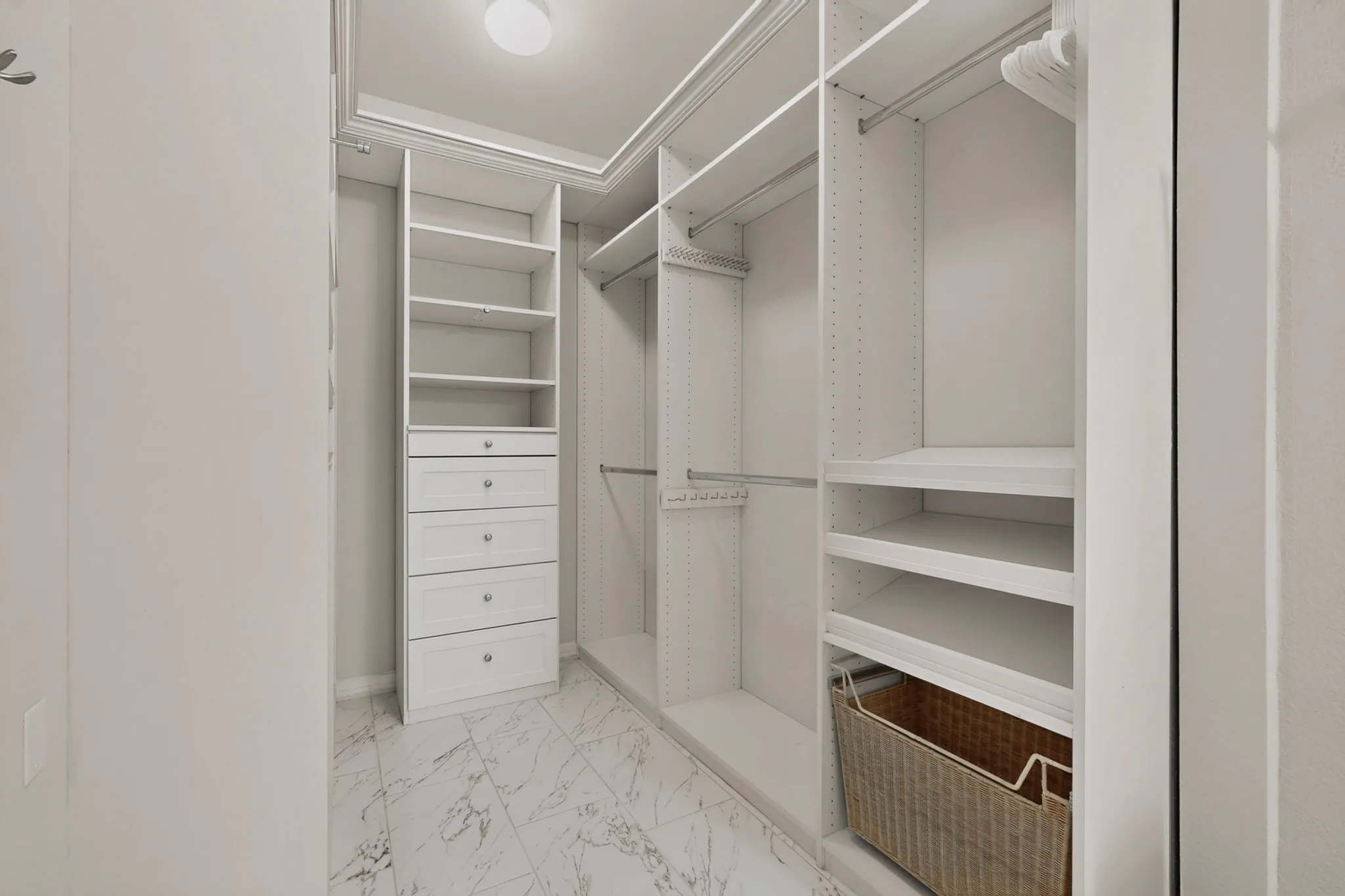 Condominium For Rent in Dallas County , 330 Las Colinas Boulevard E 170, Irving, Texas 75039, 1 Bedroom, 1 Bathroom, 1 Garage spaces, 813 Sqft, built in 2001, mls#21314576, Real Estate Agent in Irving, Homes For Rent in Dallas county, Homes For Rent in Irving, Realtor in Irving Texas, Real Estate Brokerage Independent Realty Texas, Luminita Cordes Realtor