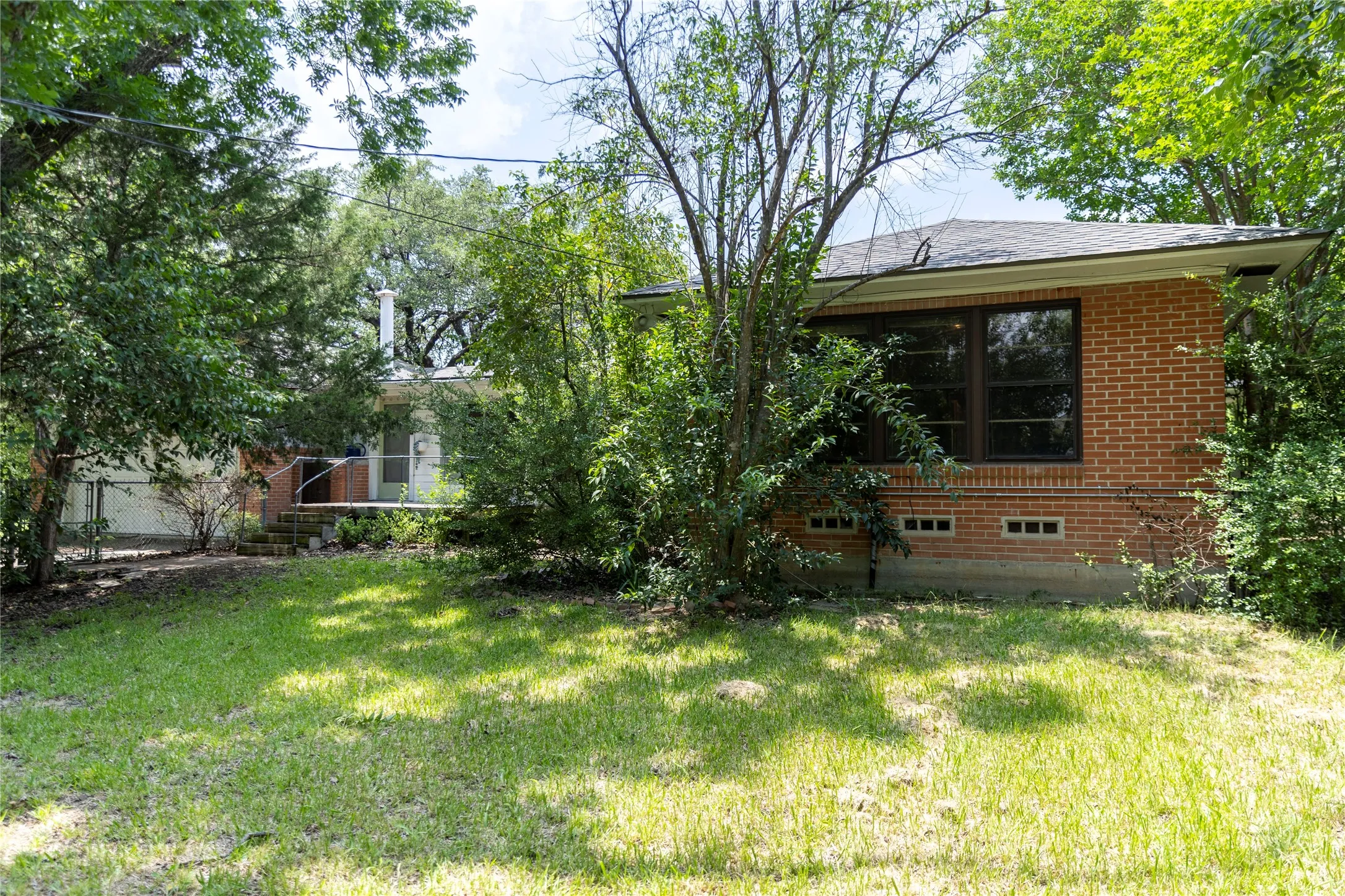 Single Family Residence For Sale in Mc Lennan County , 3228 Colcord Avenue, Waco, Texas 76707, 2 Bedrooms, 2 Bathrooms, 2 Garage spaces, 2,412 Sqft, built in 1950, Price $375,000, mls#21312597, Real Estate Agent in Waco, Homes For Sale in Mc Lennan county, Homes For Sale in Waco, Realtor in Waco Texas, Real Estate Brokerage Independent Realty Texas, Luminita Cordes Realtor