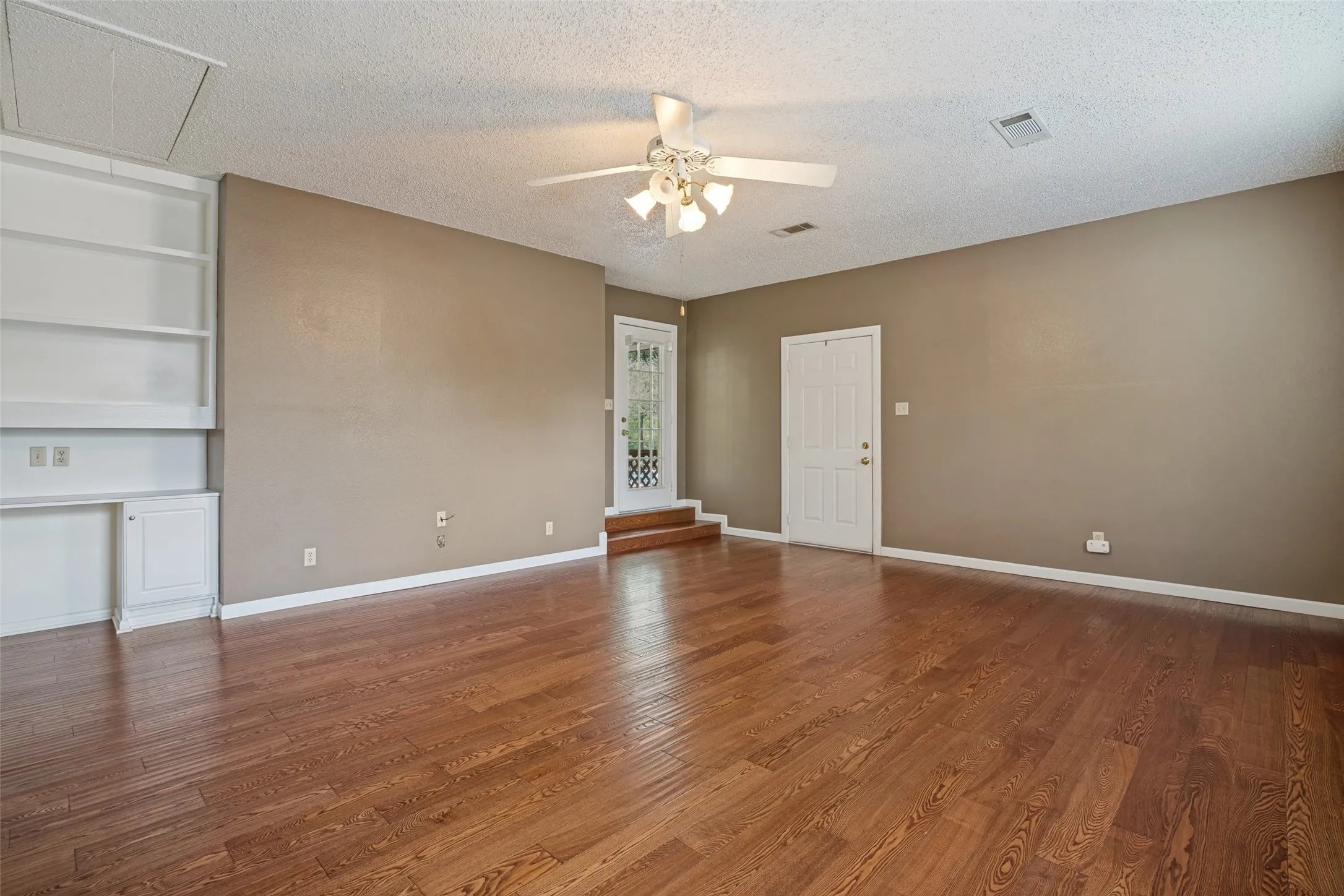 Single Family Residence For Sale in Dallas County , 5802 Pecan Grove Drive, Sachse, Texas 75048, 4 Bedroom, 3 Bathroom, 2 Garage spaces, 2,725 Sqft, built in 1978, mls#21313404, Real Estate Agent in Sachse, Homes For Sale in Dallas county, Homes For Sale in Sachse, Realtor in Sachse Texas, Real Estate Brokerage Independent Realty Texas, Luminita Cordes Realtor