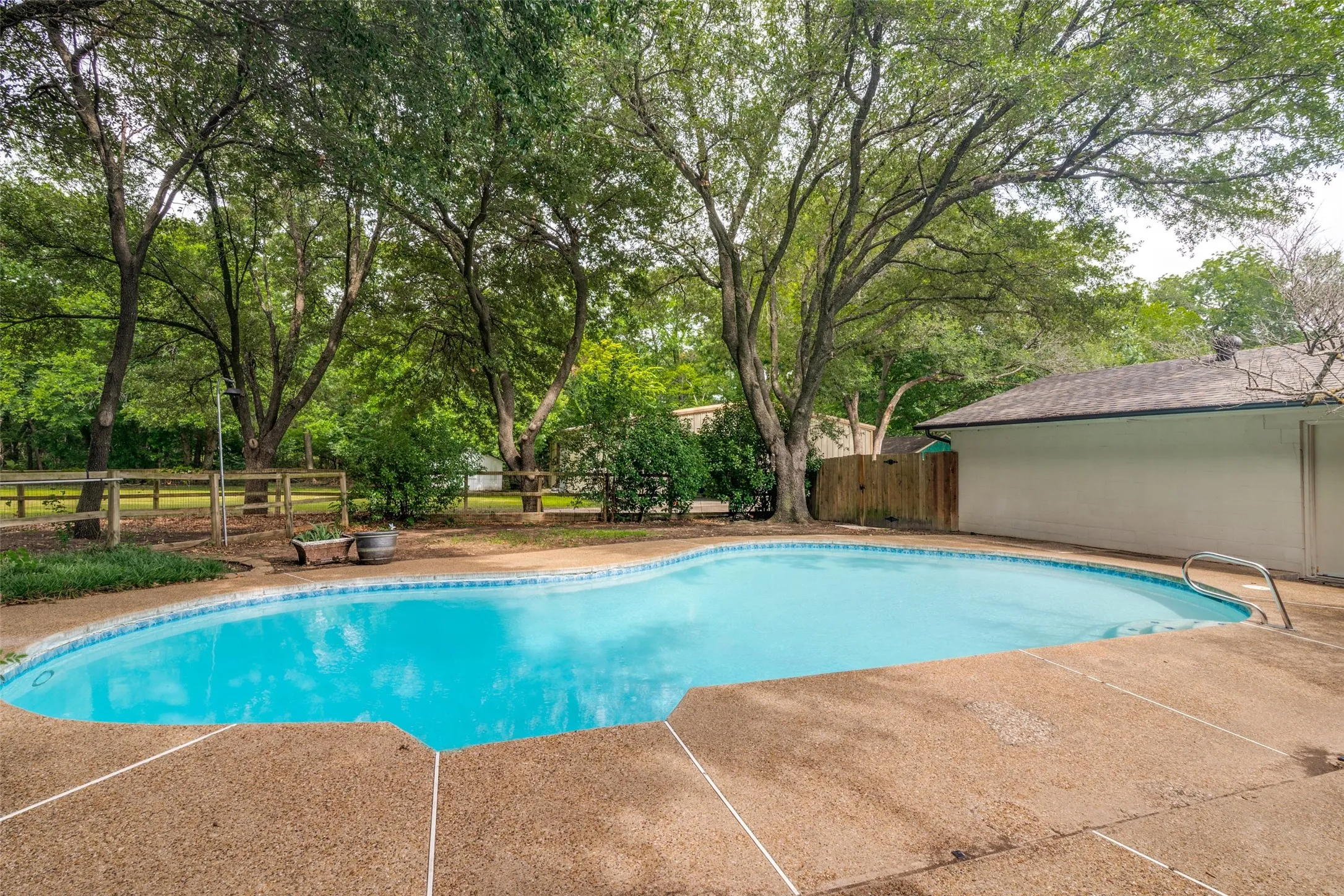 Single Family Residence For Sale in Dallas County , 5802 Pecan Grove Drive, Sachse, Texas 75048, 4 Bedroom, 3 Bathroom, 2 Garage spaces, 2,725 Sqft, built in 1978, mls#21313404, Real Estate Agent in Sachse, Homes For Sale in Dallas county, Homes For Sale in Sachse, Realtor in Sachse Texas, Real Estate Brokerage Independent Realty Texas, Luminita Cordes Realtor