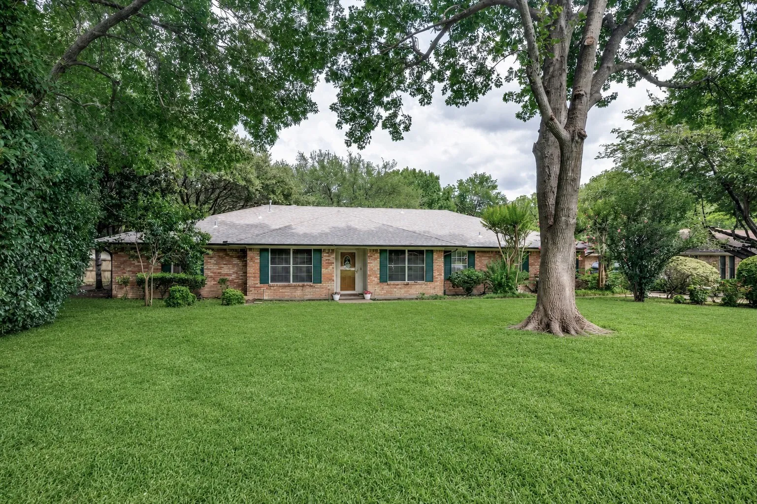 Single Family Residence For Sale in Dallas County , 5802 Pecan Grove Drive, Sachse, Texas 75048, 4 Bedroom, 3 Bathroom, 2 Garage spaces, 2,725 Sqft, built in 1978, mls#21313404, Real Estate Agent in Sachse, Homes For Sale in Dallas county, Homes For Sale in Sachse, Realtor in Sachse Texas, Real Estate Brokerage Independent Realty Texas, Luminita Cordes Realtor