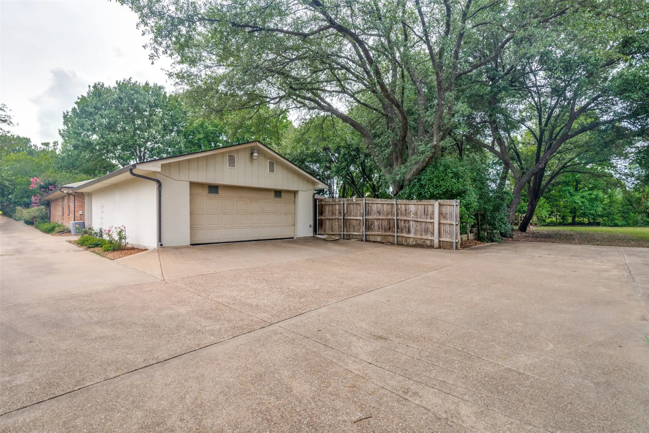 Single Family Residence For Sale in Dallas County , 5802 Pecan Grove Drive, Sachse, Texas 75048, 4 Bedroom, 3 Bathroom, 2 Garage spaces, 2,725 Sqft, built in 1978, mls#21313404, Real Estate Agent in Sachse, Homes For Sale in Dallas county, Homes For Sale in Sachse, Realtor in Sachse Texas, Real Estate Brokerage Independent Realty Texas, Luminita Cordes Realtor