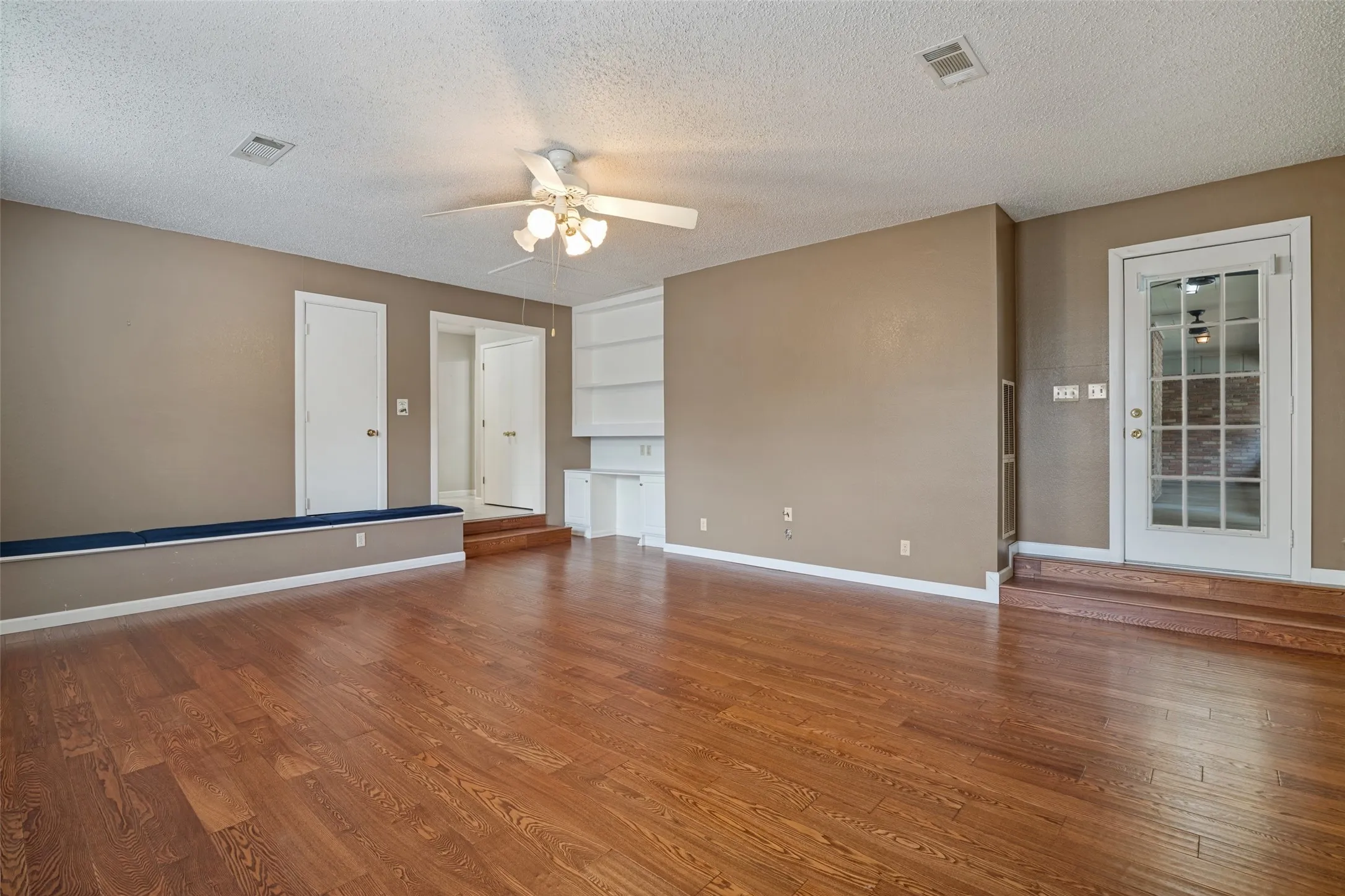 Single Family Residence For Sale in Dallas County , 5802 Pecan Grove Drive, Sachse, Texas 75048, 4 Bedroom, 3 Bathroom, 2 Garage spaces, 2,725 Sqft, built in 1978, mls#21313404, Real Estate Agent in Sachse, Homes For Sale in Dallas county, Homes For Sale in Sachse, Realtor in Sachse Texas, Real Estate Brokerage Independent Realty Texas, Luminita Cordes Realtor
