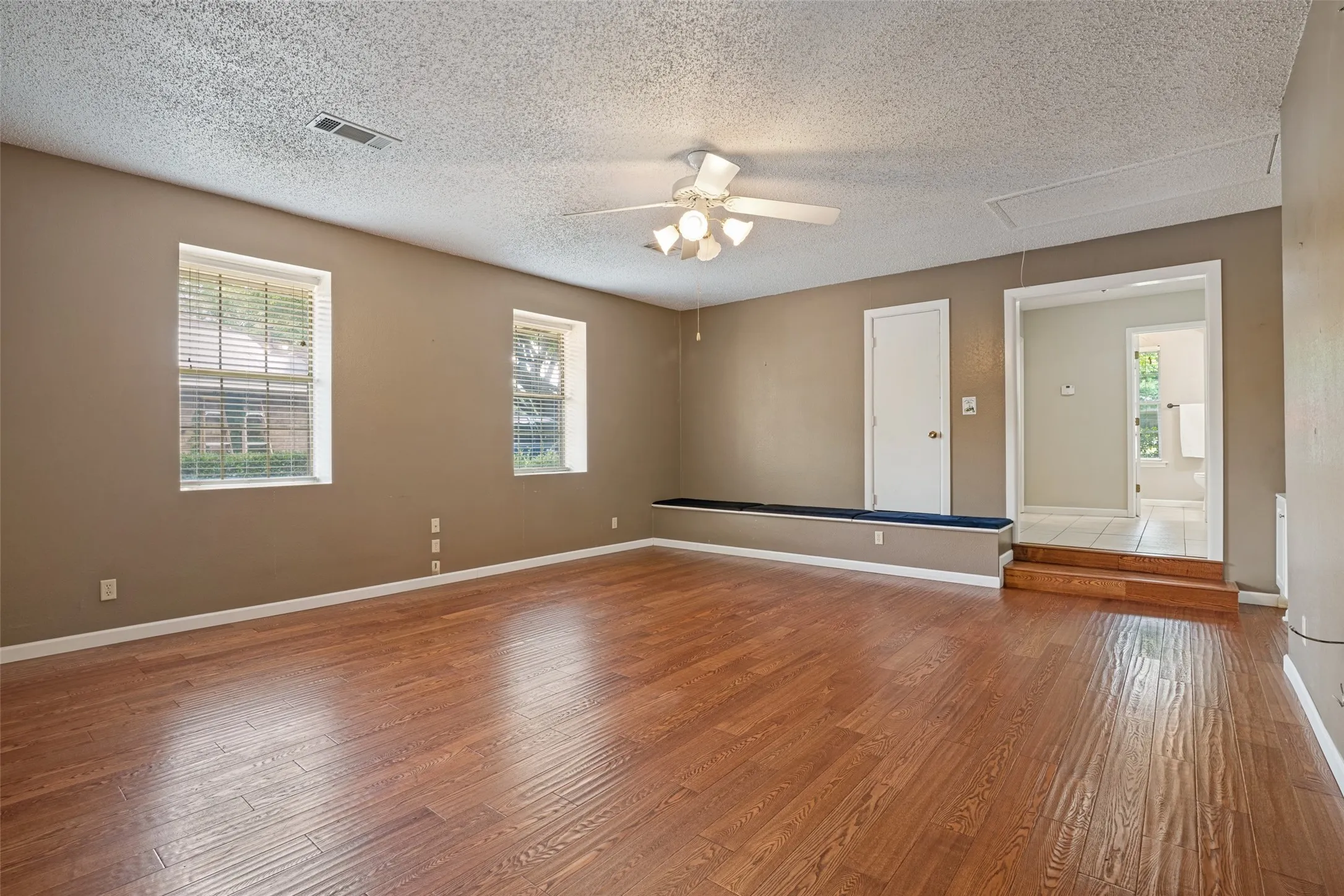 Single Family Residence For Sale in Dallas County , 5802 Pecan Grove Drive, Sachse, Texas 75048, 4 Bedroom, 3 Bathroom, 2 Garage spaces, 2,725 Sqft, built in 1978, mls#21313404, Real Estate Agent in Sachse, Homes For Sale in Dallas county, Homes For Sale in Sachse, Realtor in Sachse Texas, Real Estate Brokerage Independent Realty Texas, Luminita Cordes Realtor