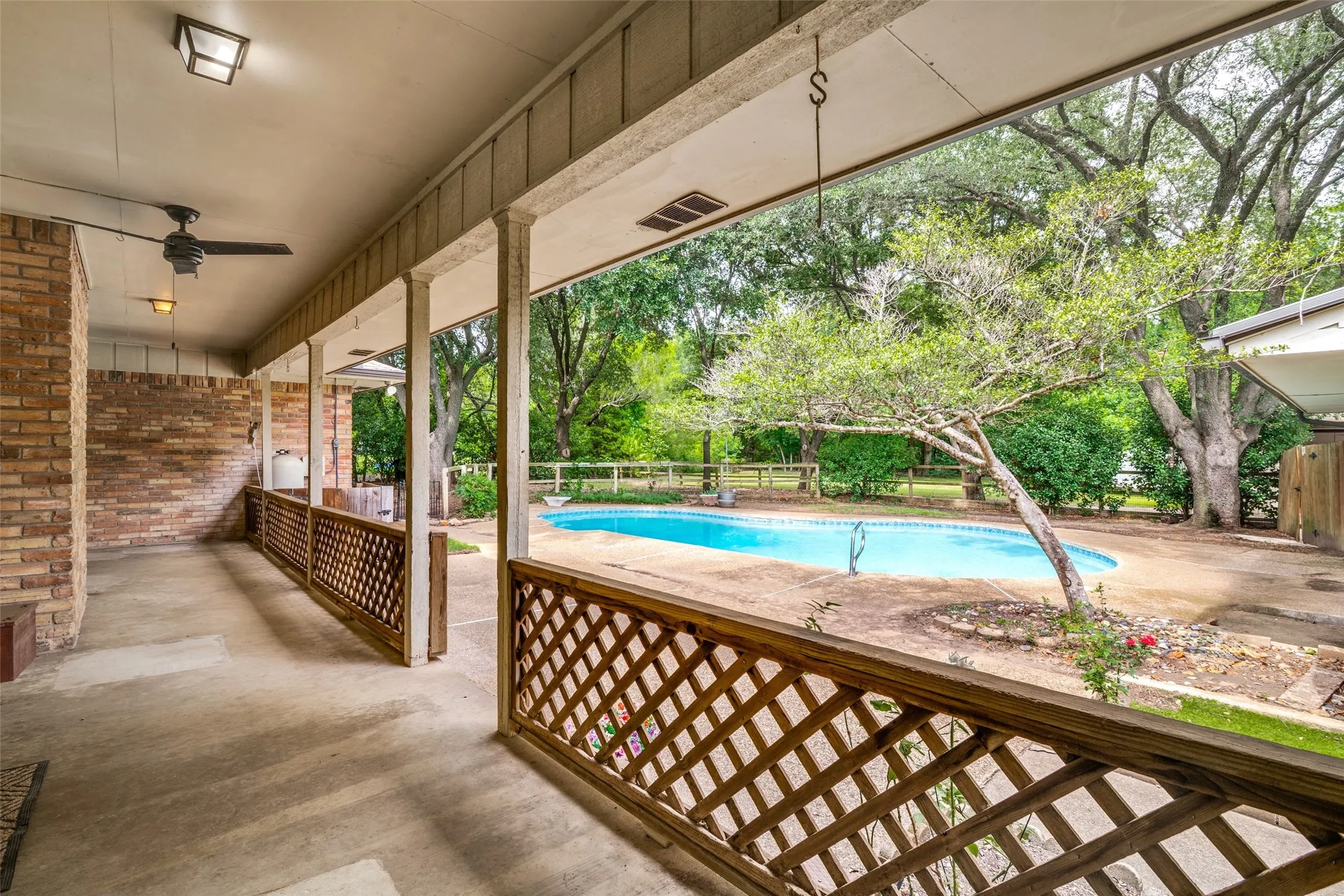 Single Family Residence For Sale in Dallas County , 5802 Pecan Grove Drive, Sachse, Texas 75048, 4 Bedroom, 3 Bathroom, 2 Garage spaces, 2,725 Sqft, built in 1978, mls#21313404, Real Estate Agent in Sachse, Homes For Sale in Dallas county, Homes For Sale in Sachse, Realtor in Sachse Texas, Real Estate Brokerage Independent Realty Texas, Luminita Cordes Realtor