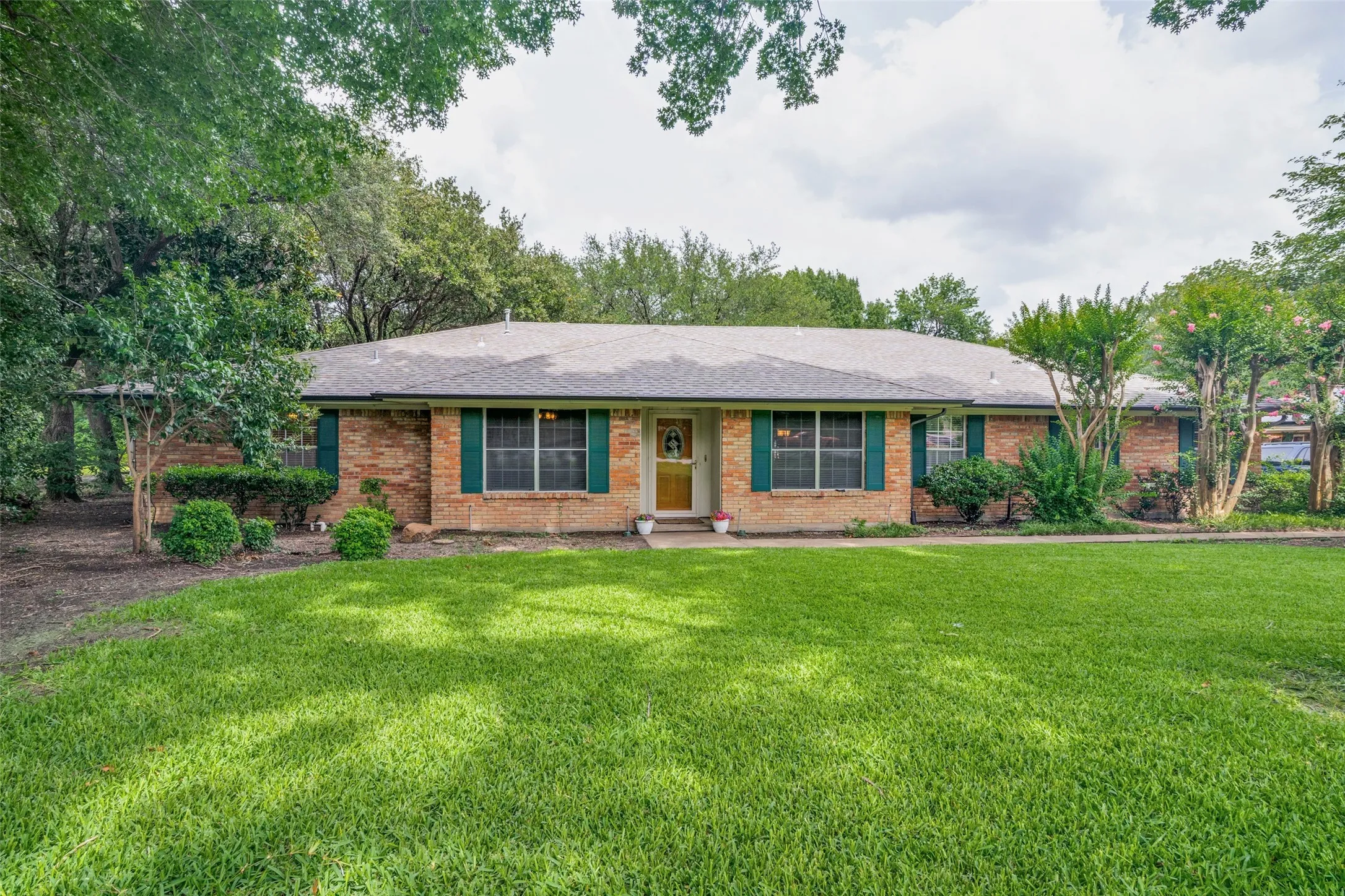 Single Family Residence For Sale in Dallas County , 5802 Pecan Grove Drive, Sachse, Texas 75048, 4 Bedroom, 3 Bathroom, 2 Garage spaces, 2,725 Sqft, built in 1978, mls#21313404, Real Estate Agent in Sachse, Homes For Sale in Dallas county, Homes For Sale in Sachse, Realtor in Sachse Texas, Real Estate Brokerage Independent Realty Texas, Luminita Cordes Realtor