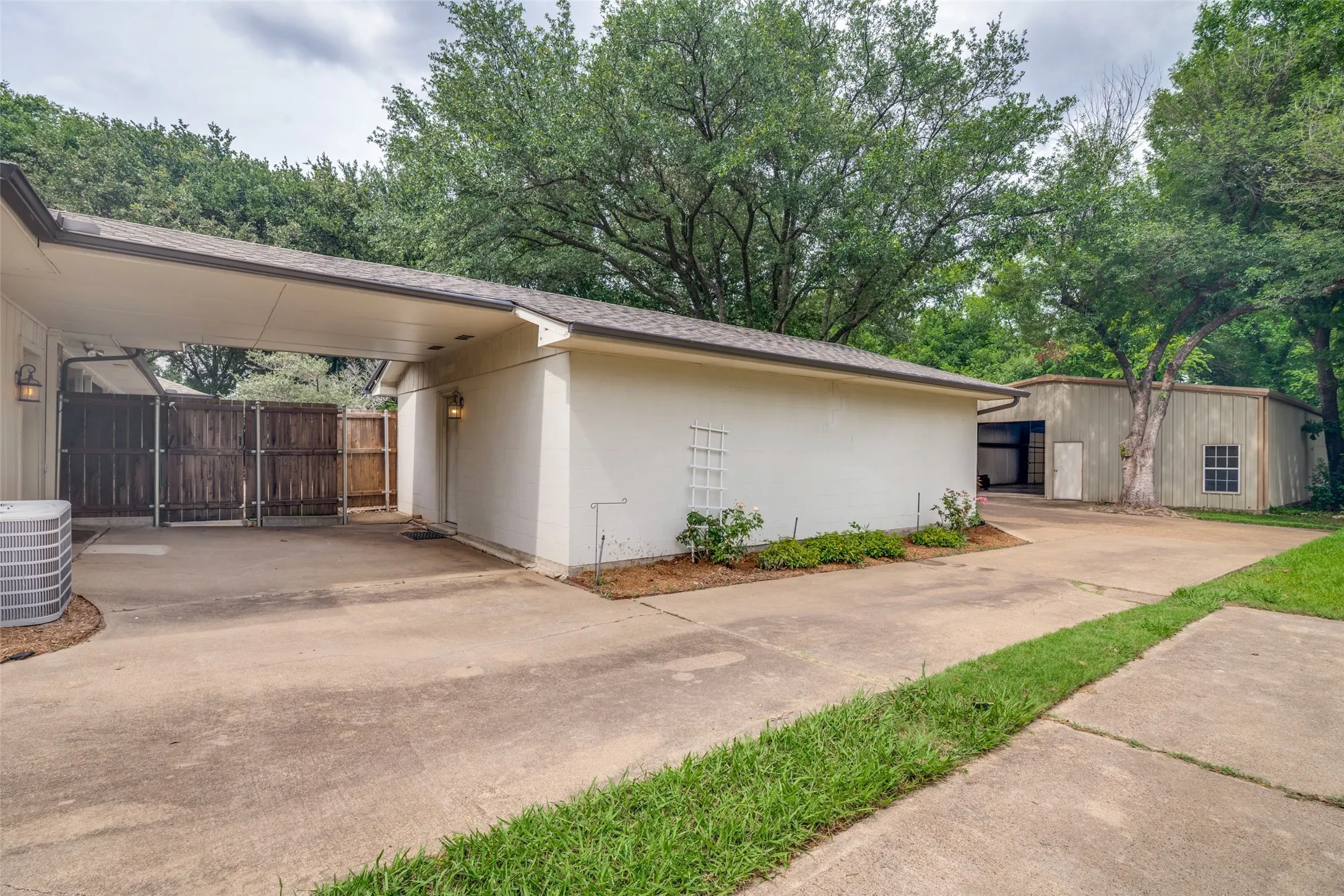 Single Family Residence For Sale in Dallas County , 5802 Pecan Grove Drive, Sachse, Texas 75048, 4 Bedroom, 3 Bathroom, 2 Garage spaces, 2,725 Sqft, built in 1978, mls#21313404, Real Estate Agent in Sachse, Homes For Sale in Dallas county, Homes For Sale in Sachse, Realtor in Sachse Texas, Real Estate Brokerage Independent Realty Texas, Luminita Cordes Realtor