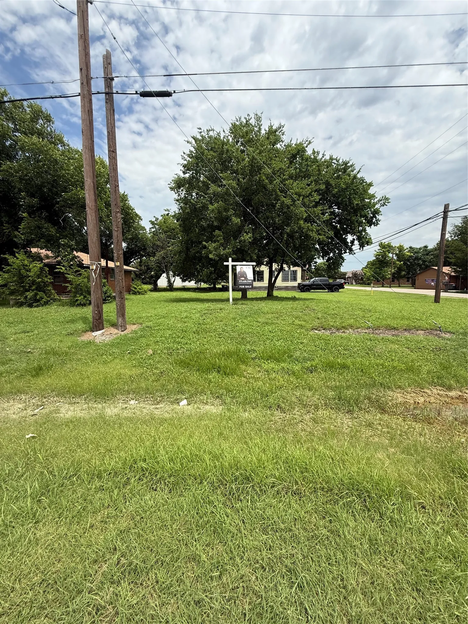 Single Family Residence For Sale in Collin County , 1206 N Powell Parkway, Anna, Texas 75409, 2 Bedrooms, 4 Bathrooms, 2 Garage spaces, 1,281 Sqft, built in 1966, Price $215,000, mls#21314566, Real Estate Agent in Anna, Homes For Sale in Collin county, Homes For Sale in Anna, Realtor in Anna Texas, Real Estate Brokerage Independent Realty Texas, Luminita Cordes Realtor