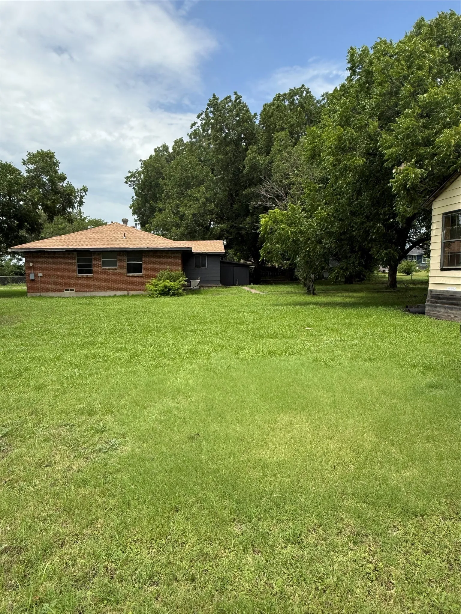 Single Family Residence For Sale in Collin County , 1206 N Powell Parkway, Anna, Texas 75409, 2 Bedrooms, 4 Bathrooms, 2 Garage spaces, 1,281 Sqft, built in 1966, Price $215,000, mls#21314566, Real Estate Agent in Anna, Homes For Sale in Collin county, Homes For Sale in Anna, Realtor in Anna Texas, Real Estate Brokerage Independent Realty Texas, Luminita Cordes Realtor