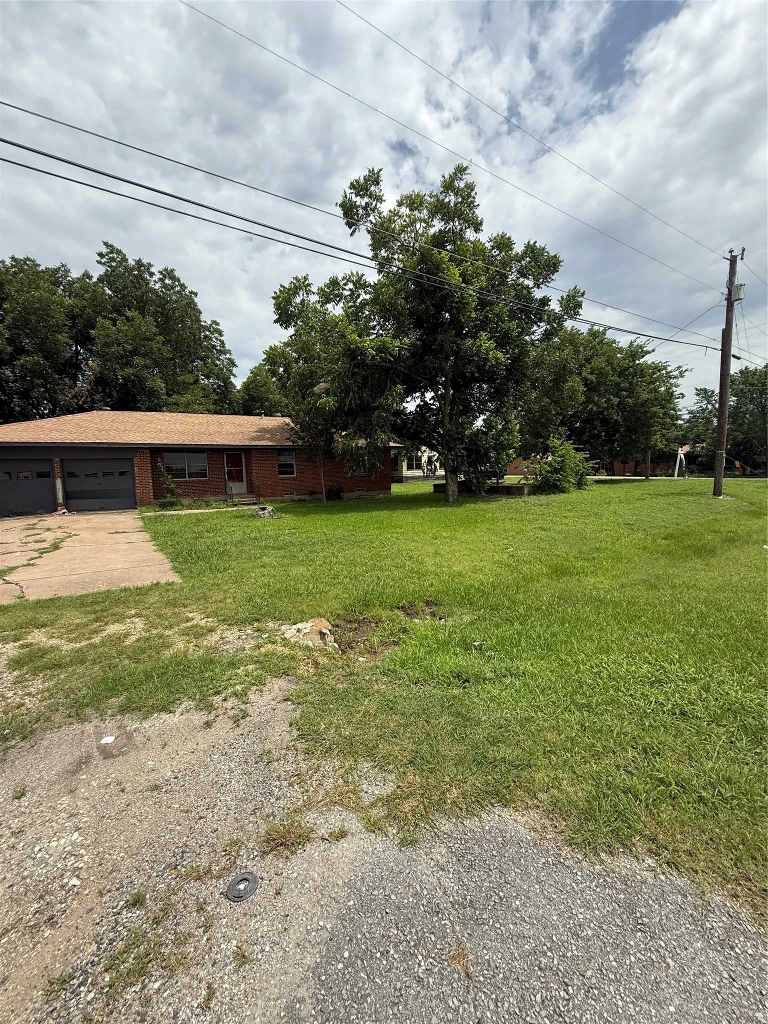 Single Family Residence For Sale in Collin County , 1206 N Powell Parkway, Anna, Texas 75409, 2 Bedrooms, 4 Bathrooms, 2 Garage spaces, 1,281 Sqft, built in 1966, Price $215,000, mls#21314566, Real Estate Agent in Anna, Homes For Sale in Collin county, Homes For Sale in Anna, Realtor in Anna Texas, Real Estate Brokerage Independent Realty Texas, Luminita Cordes Realtor