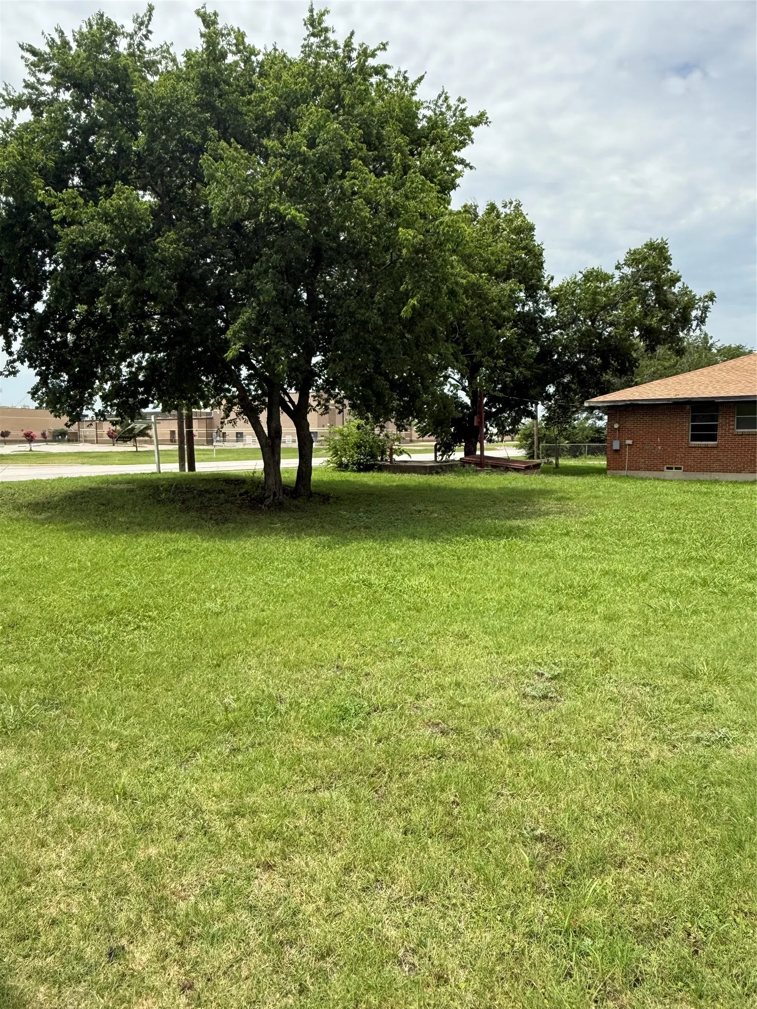 Single Family Residence For Sale in Collin County , 1206 N Powell Parkway, Anna, Texas 75409, 2 Bedrooms, 4 Bathrooms, 2 Garage spaces, 1,281 Sqft, built in 1966, Price $215,000, mls#21314566, Real Estate Agent in Anna, Homes For Sale in Collin county, Homes For Sale in Anna, Realtor in Anna Texas, Real Estate Brokerage Independent Realty Texas, Luminita Cordes Realtor
