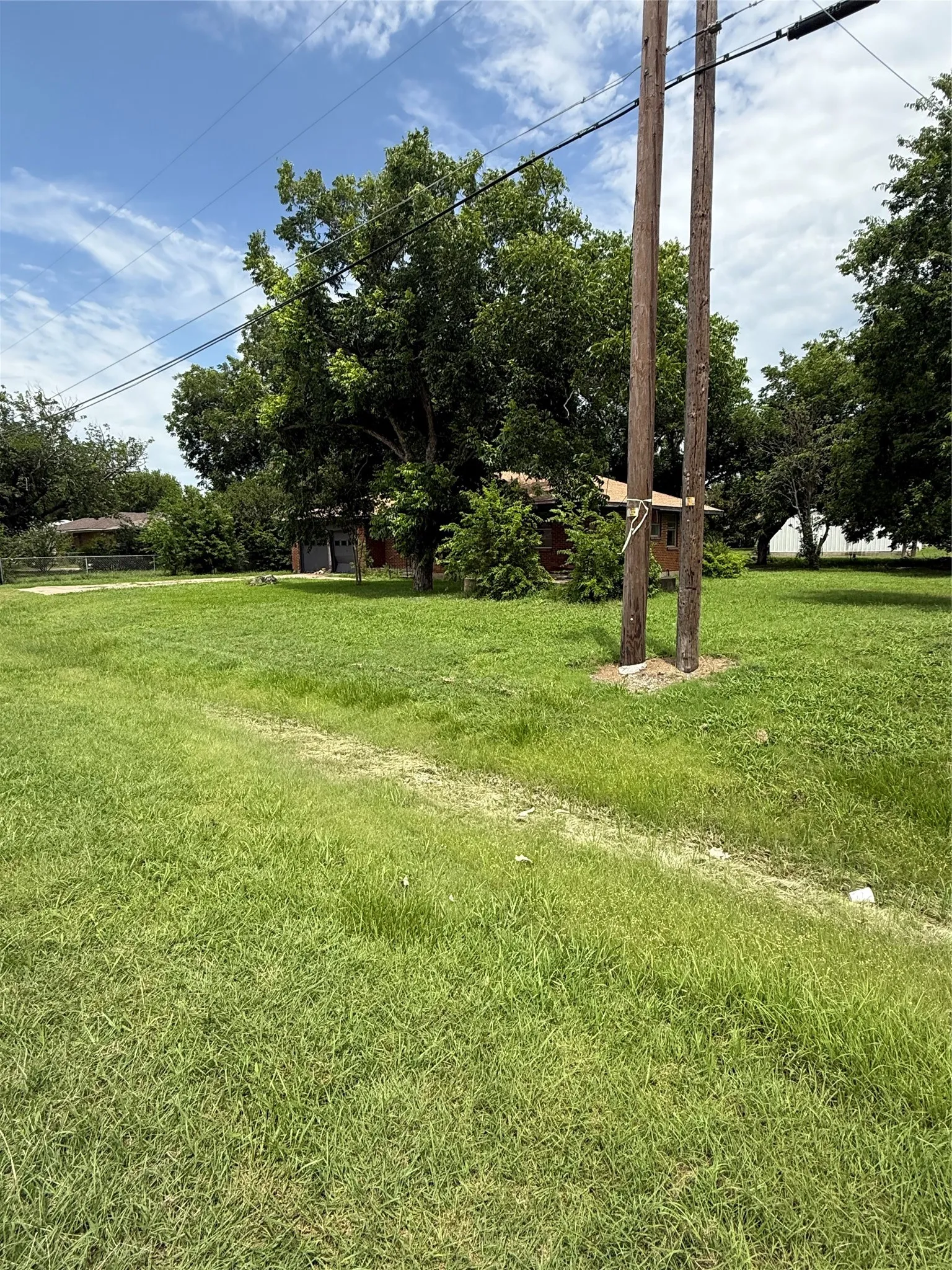 Single Family Residence For Sale in Collin County , 1206 N Powell Parkway, Anna, Texas 75409, 2 Bedrooms, 4 Bathrooms, 2 Garage spaces, 1,281 Sqft, built in 1966, Price $215,000, mls#21314566, Real Estate Agent in Anna, Homes For Sale in Collin county, Homes For Sale in Anna, Realtor in Anna Texas, Real Estate Brokerage Independent Realty Texas, Luminita Cordes Realtor