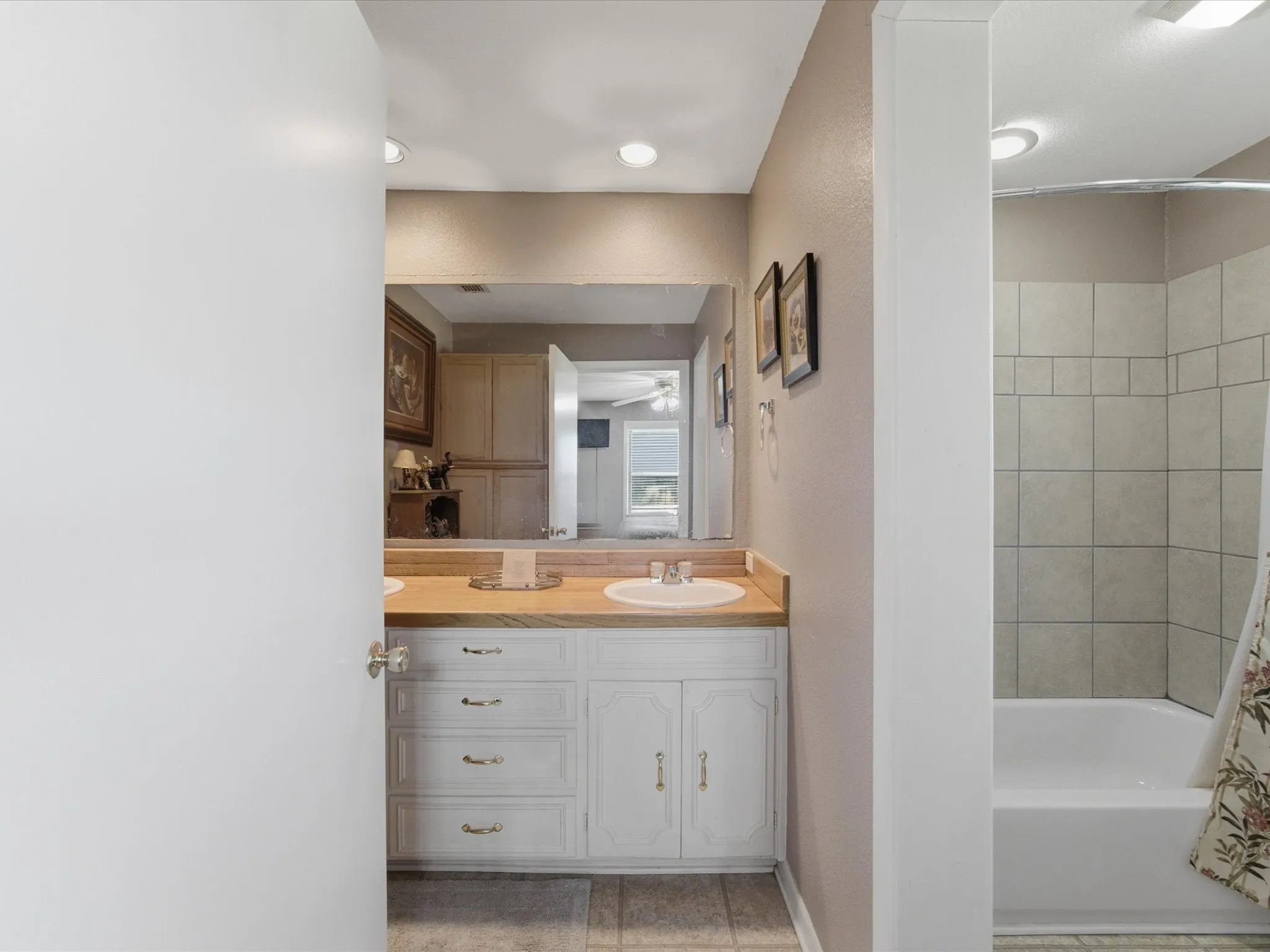Single Family Residence For Sale in Ellis County , 301 Ovilla Road, Waxahachie, Texas 75167, 3 Bedroom, 2 Bathroom, Garage spaces, 2,536 Sqft, built in 1960, mls#21314545, Real Estate Agent in Waxahachie, Homes For Sale in Ellis county, Homes For Sale in Waxahachie, Realtor in Waxahachie Texas, Real Estate Brokerage Independent Realty Texas, Luminita Cordes Realtor