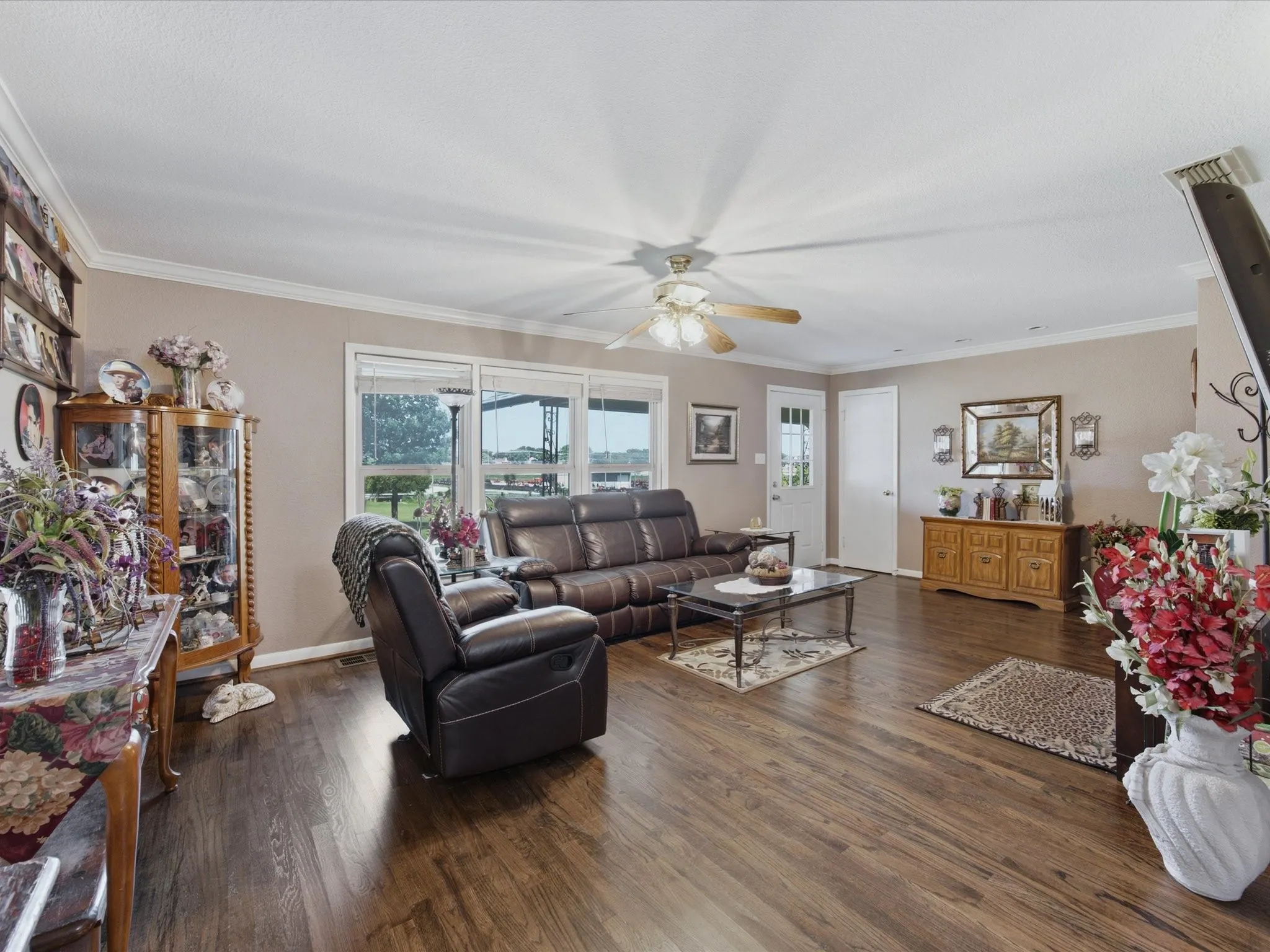 Single Family Residence For Sale in Ellis County , 301 Ovilla Road, Waxahachie, Texas 75167, 3 Bedroom, 2 Bathroom, Garage spaces, 2,536 Sqft, built in 1960, mls#21314545, Real Estate Agent in Waxahachie, Homes For Sale in Ellis county, Homes For Sale in Waxahachie, Realtor in Waxahachie Texas, Real Estate Brokerage Independent Realty Texas, Luminita Cordes Realtor
