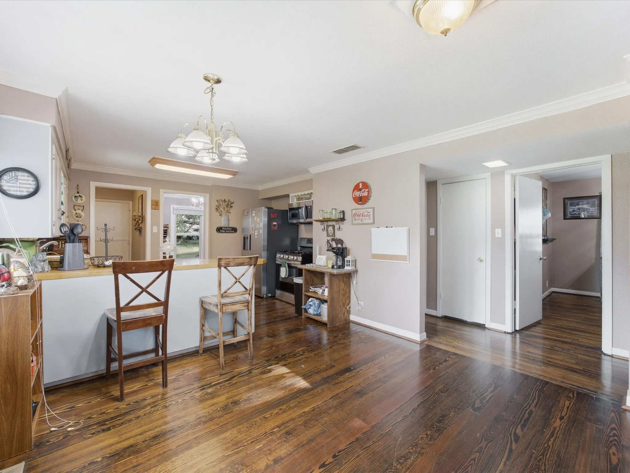 Single Family Residence For Sale in Ellis County , 301 Ovilla Road, Waxahachie, Texas 75167, 3 Bedroom, 2 Bathroom, Garage spaces, 2,536 Sqft, built in 1960, mls#21314545, Real Estate Agent in Waxahachie, Homes For Sale in Ellis county, Homes For Sale in Waxahachie, Realtor in Waxahachie Texas, Real Estate Brokerage Independent Realty Texas, Luminita Cordes Realtor