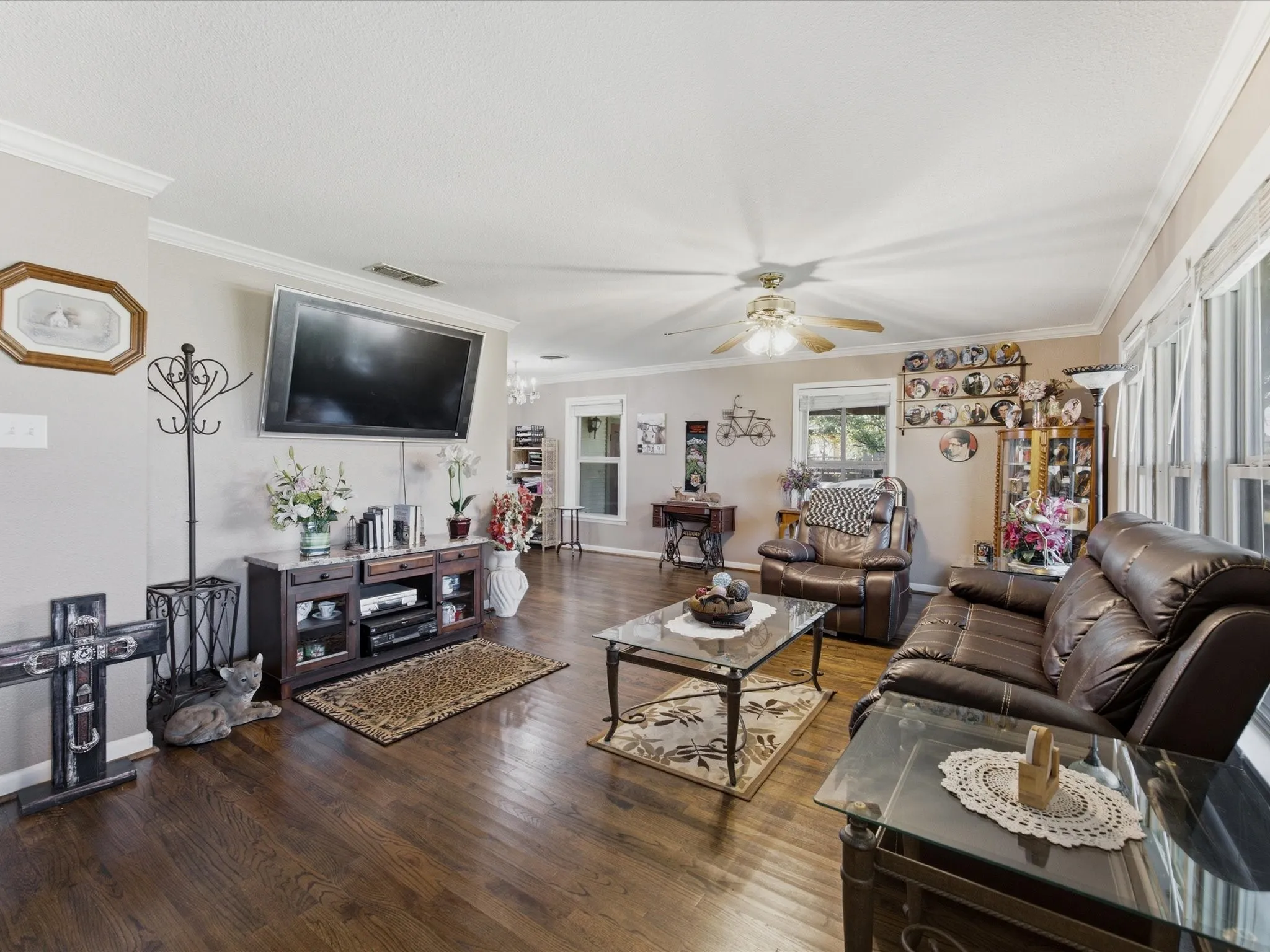 Single Family Residence For Sale in Ellis County , 301 Ovilla Road, Waxahachie, Texas 75167, 3 Bedroom, 2 Bathroom, Garage spaces, 2,536 Sqft, built in 1960, mls#21314545, Real Estate Agent in Waxahachie, Homes For Sale in Ellis county, Homes For Sale in Waxahachie, Realtor in Waxahachie Texas, Real Estate Brokerage Independent Realty Texas, Luminita Cordes Realtor