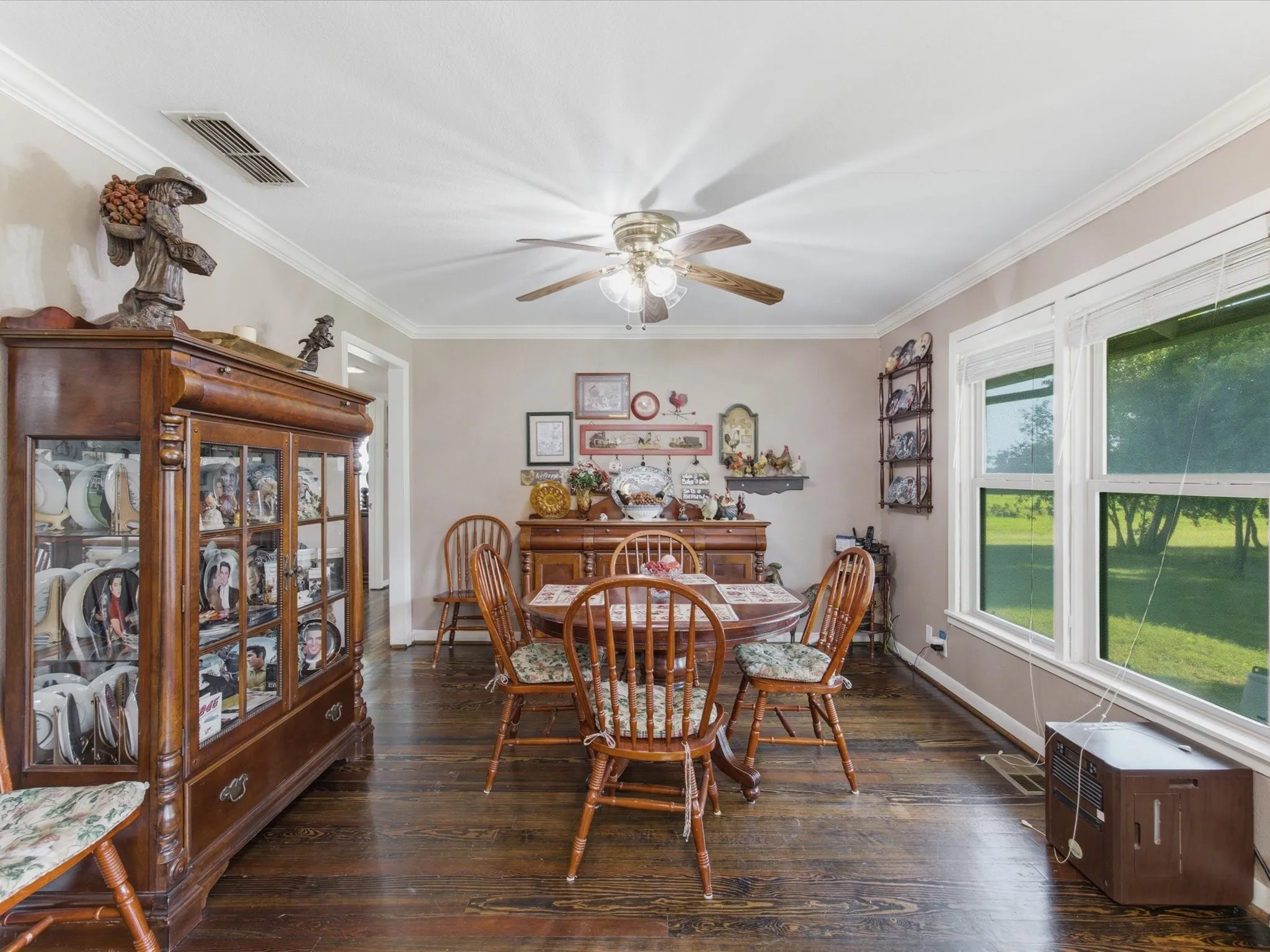 Single Family Residence For Sale in Ellis County , 301 Ovilla Road, Waxahachie, Texas 75167, 3 Bedroom, 2 Bathroom, Garage spaces, 2,536 Sqft, built in 1960, mls#21314545, Real Estate Agent in Waxahachie, Homes For Sale in Ellis county, Homes For Sale in Waxahachie, Realtor in Waxahachie Texas, Real Estate Brokerage Independent Realty Texas, Luminita Cordes Realtor