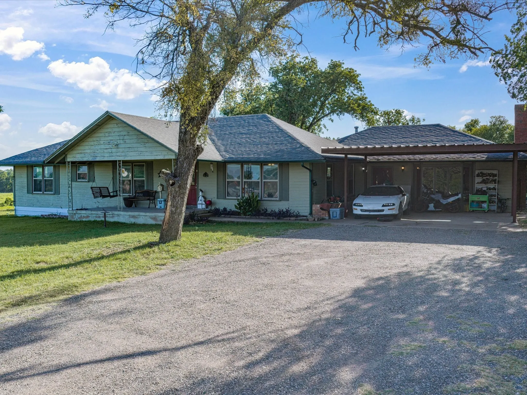 Single Family Residence For Sale in Ellis County , 301 Ovilla Road, Waxahachie, Texas 75167, 3 Bedroom, 2 Bathroom, Garage spaces, 2,536 Sqft, built in 1960, mls#21314545, Real Estate Agent in Waxahachie, Homes For Sale in Ellis county, Homes For Sale in Waxahachie, Realtor in Waxahachie Texas, Real Estate Brokerage Independent Realty Texas, Luminita Cordes Realtor