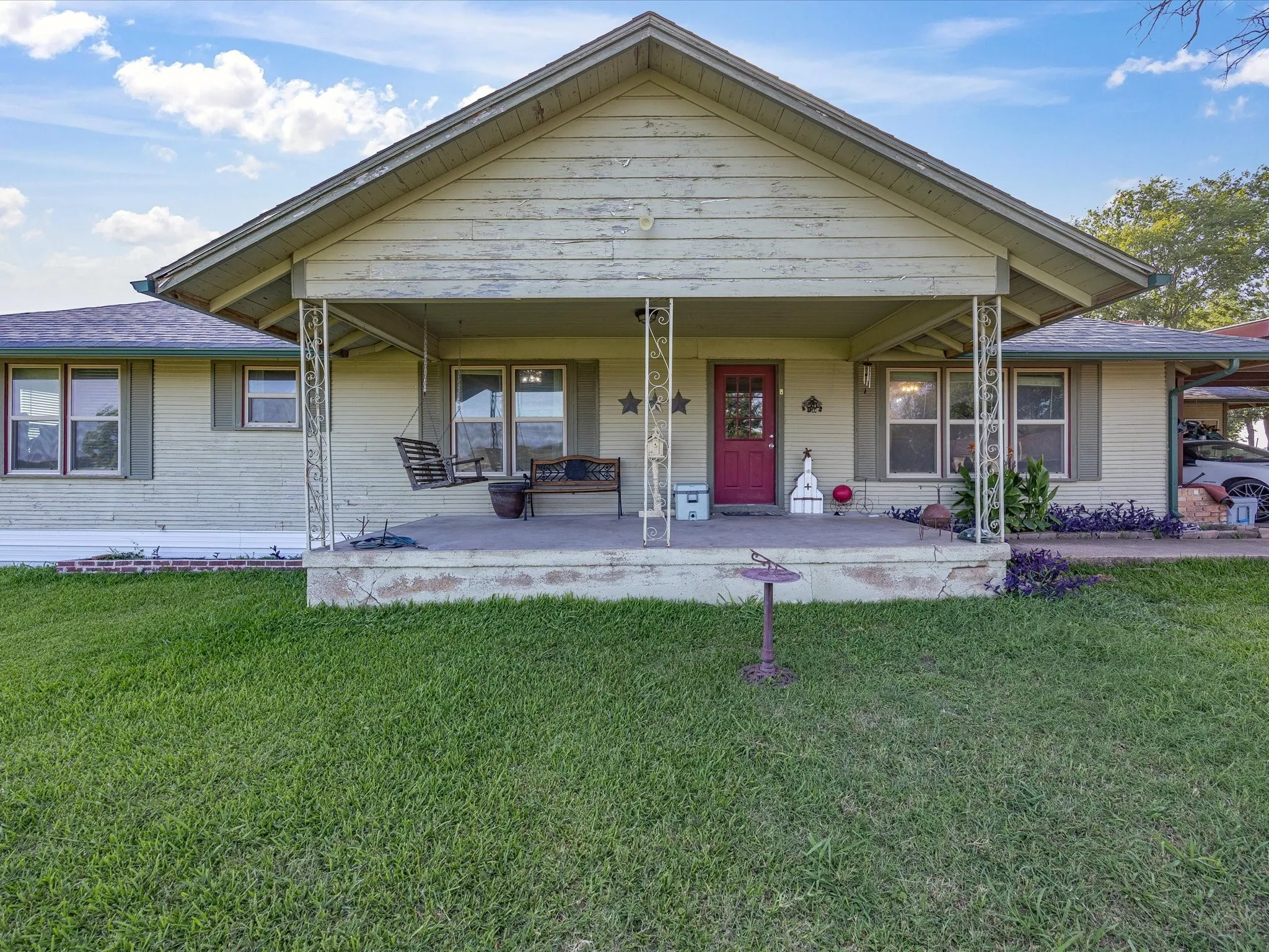 Single Family Residence For Sale in Ellis County , 301 Ovilla Road, Waxahachie, Texas 75167, 3 Bedroom, 2 Bathroom, Garage spaces, 2,536 Sqft, built in 1960, mls#21314545, Real Estate Agent in Waxahachie, Homes For Sale in Ellis county, Homes For Sale in Waxahachie, Realtor in Waxahachie Texas, Real Estate Brokerage Independent Realty Texas, Luminita Cordes Realtor